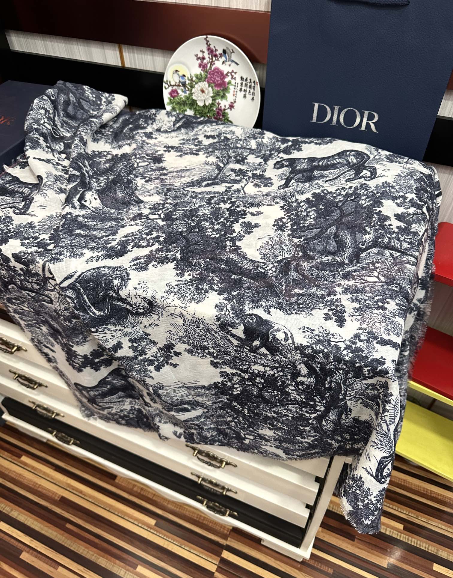 迪奥🔥2080最新款伊如动物丛林丝羊绒围巾长款披肩[嘴唇]太有品味了质感有腔调[强]D招牌的动物元素高端