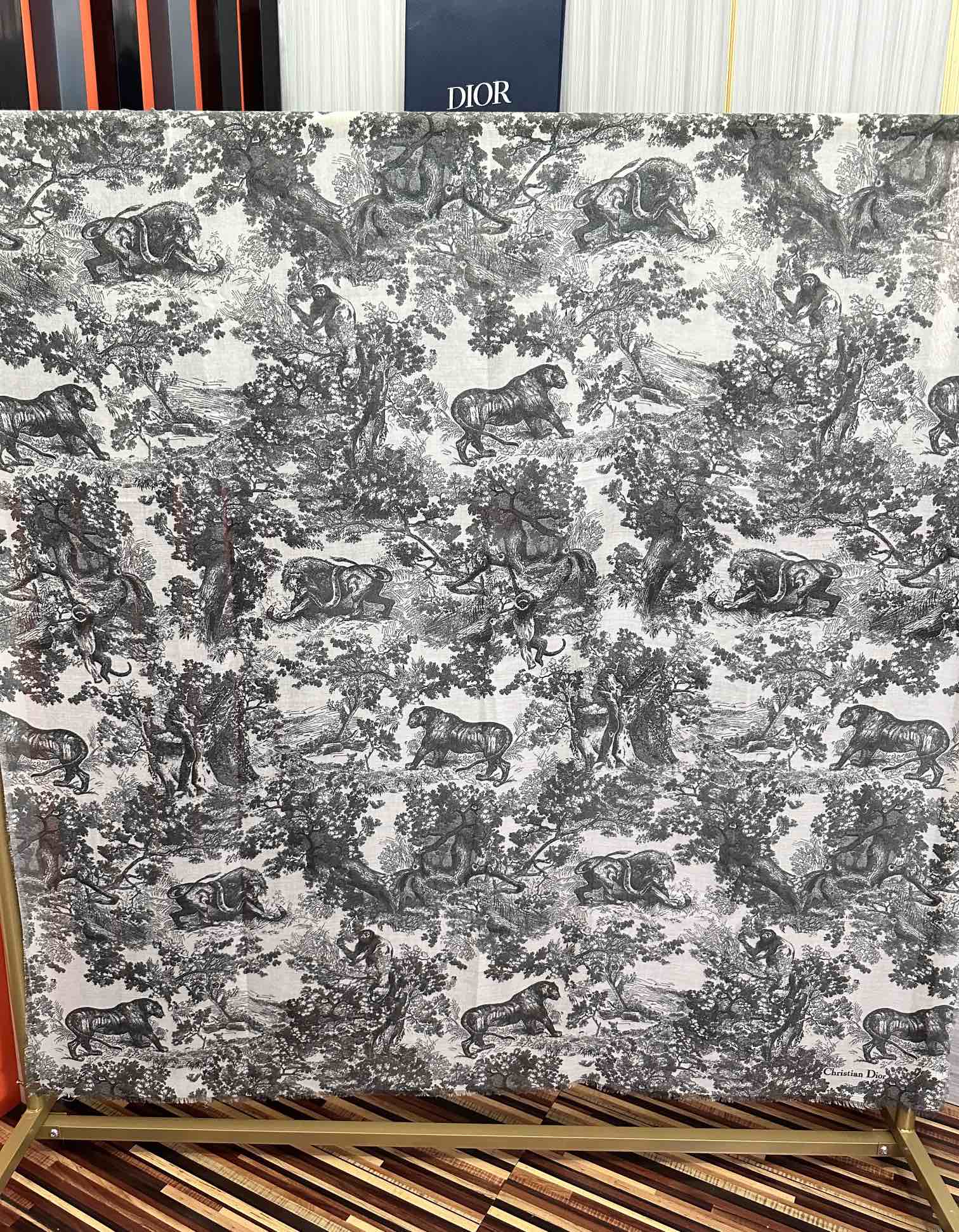 迪奥🔥2080最新款伊如动物丛林丝羊绒围巾长款披肩[嘴唇]太有品味了质感有腔调[强]D招牌的动物元素高端