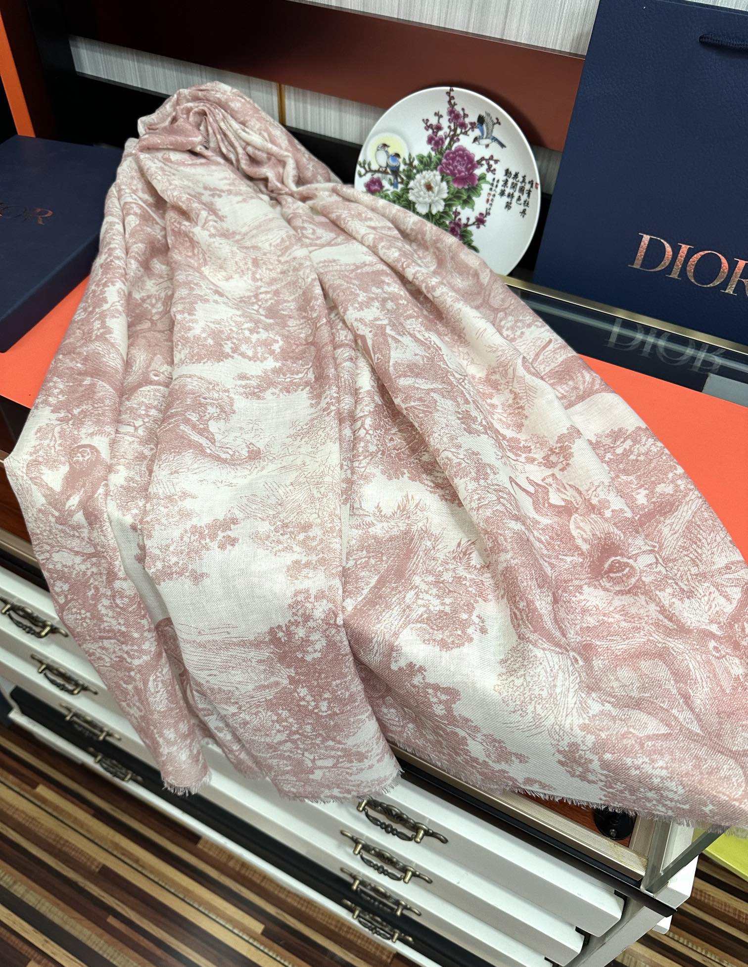 迪奥🔥2080最新款伊如动物丛林丝羊绒围巾长款披肩[嘴唇]太有品味了质感有腔调[强]D招牌的动物元素高端