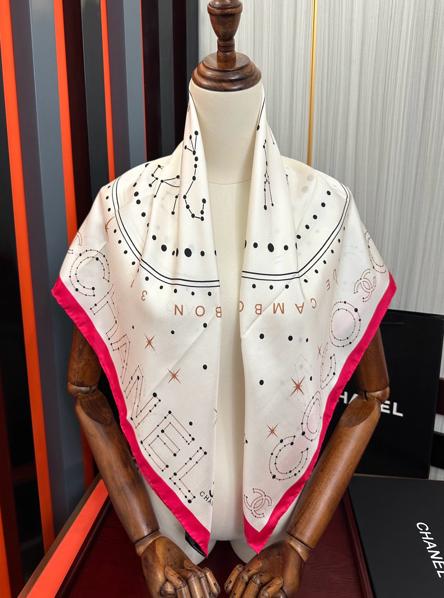❤️新款 香奈儿 •2025 《星座方巾》真丝斜纹绸 精致手工卷边质感高级[呲牙]触感柔滑[庆祝]将星座