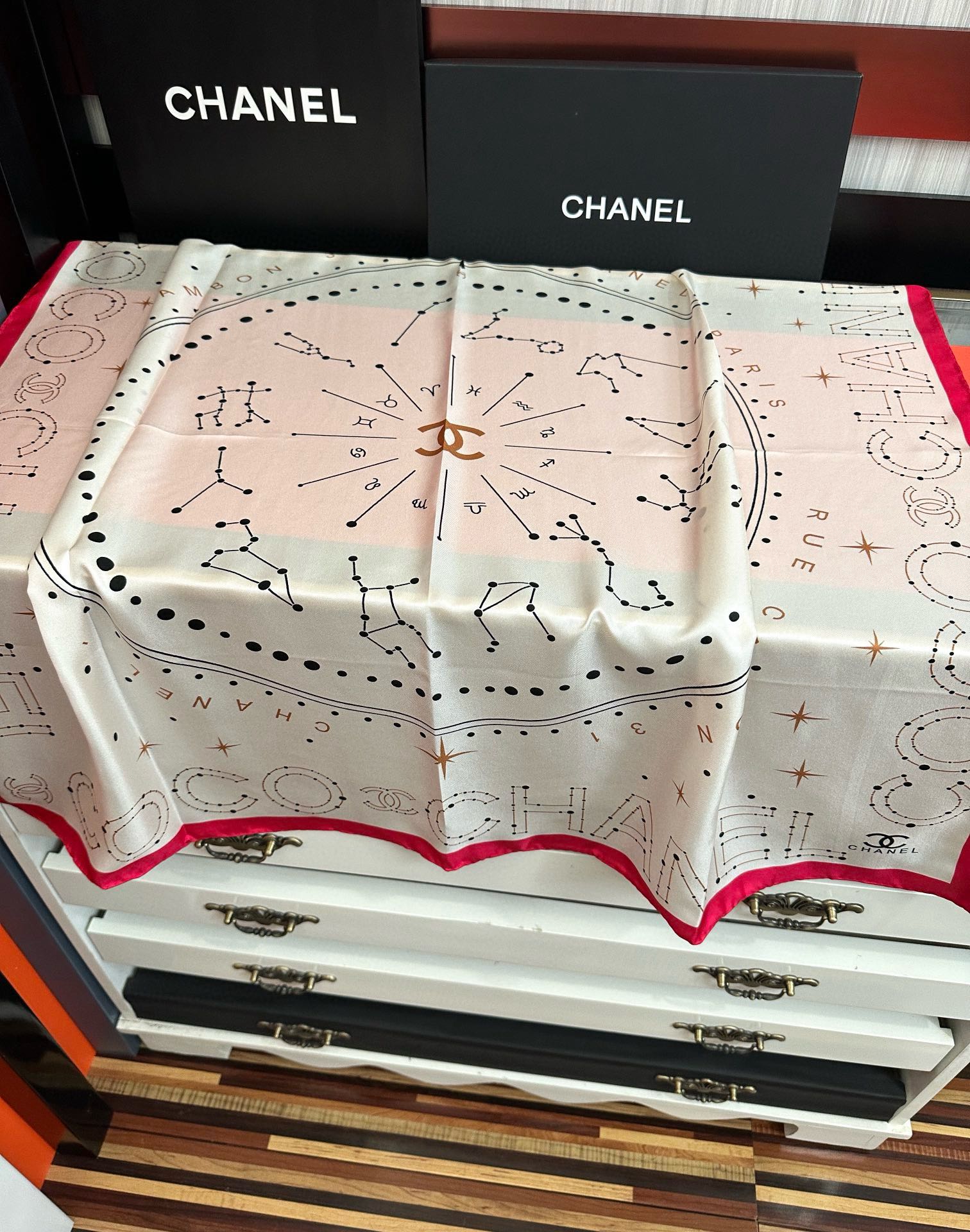 ❤️新款 香奈儿 •2025 《星座方巾》真丝斜纹绸 精致手工卷边质感高级[呲牙]触感柔滑[庆祝]将星座
