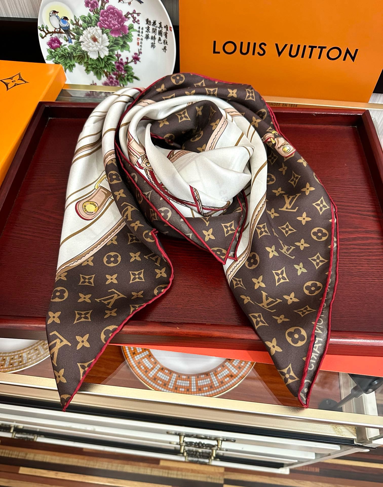 🔥高版本FENDI[庆祝]2025本年度最好看的丝巾没有之一了👍满身印有不同尺寸的米色和棕色标志性F B