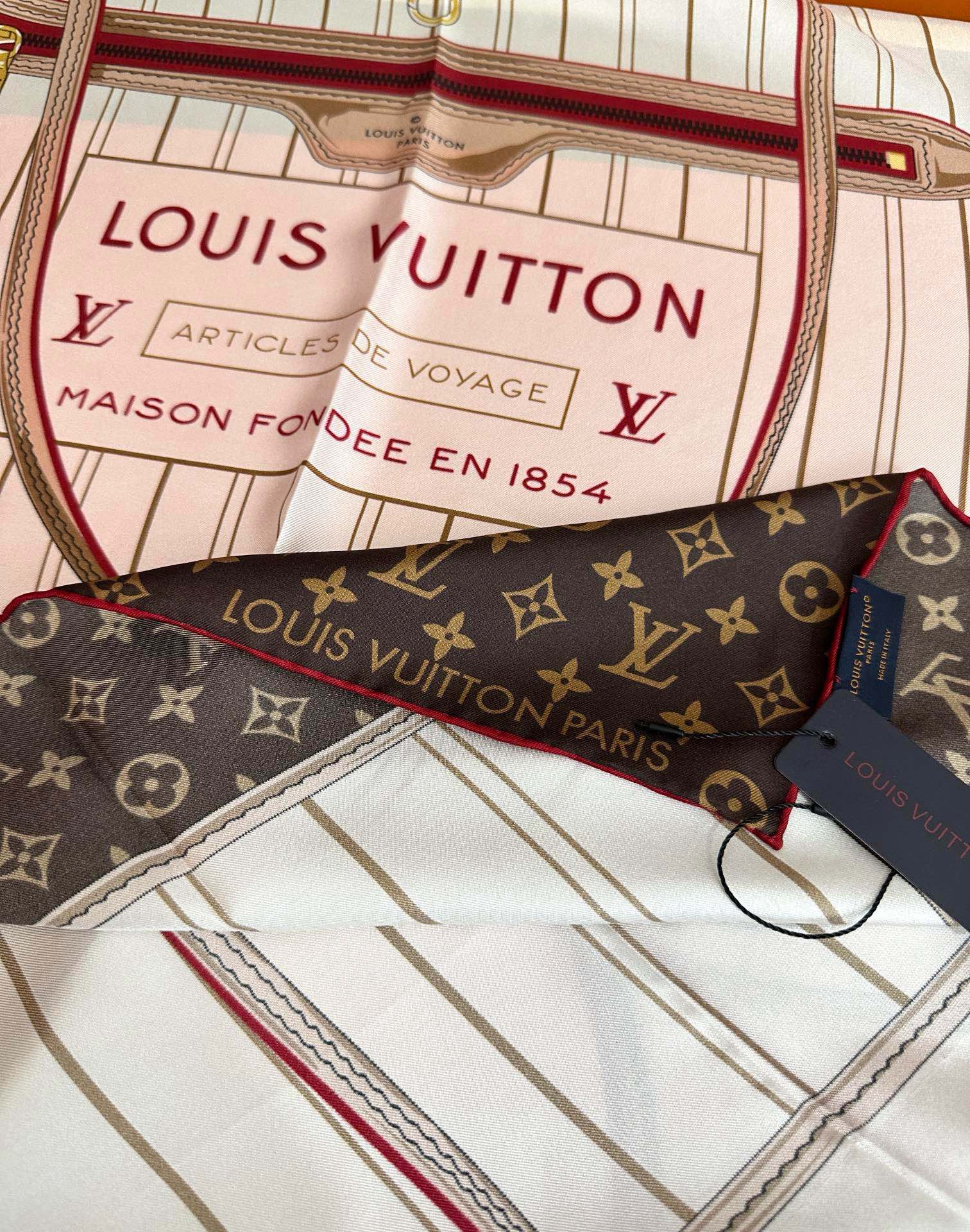 🔥高版本FENDI[庆祝]2025本年度最好看的丝巾没有之一了👍满身印有不同尺寸的米色和棕色标志性F B