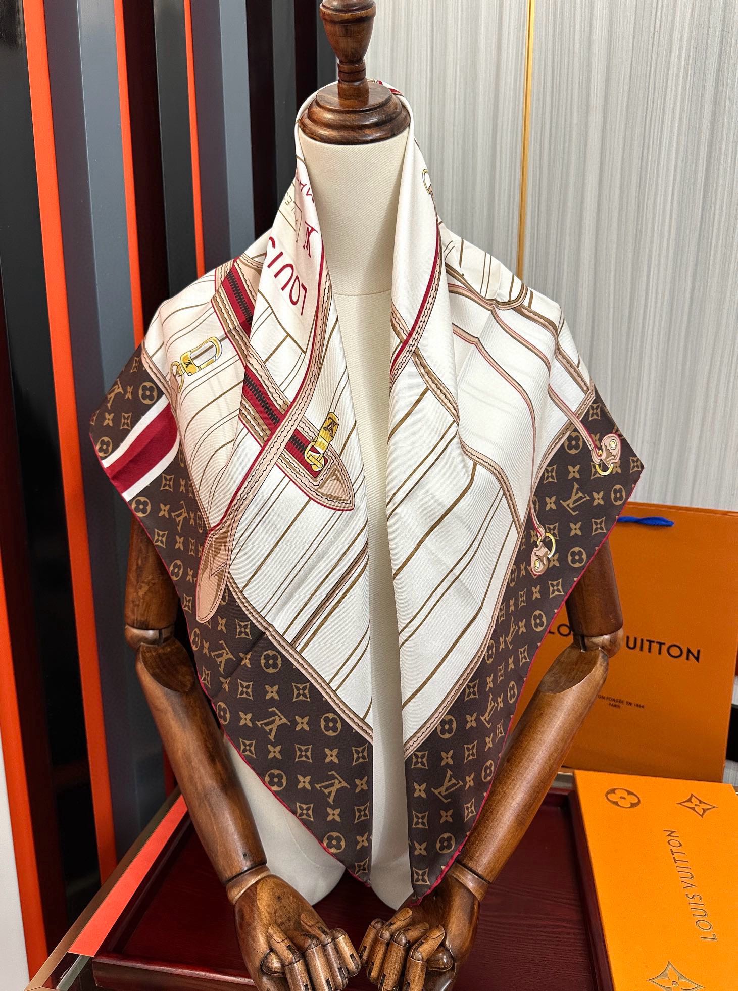 🔥高版本FENDI[庆祝]2025本年度最好看的丝巾没有之一了👍满身印有不同尺寸的米色和棕色标志性F B