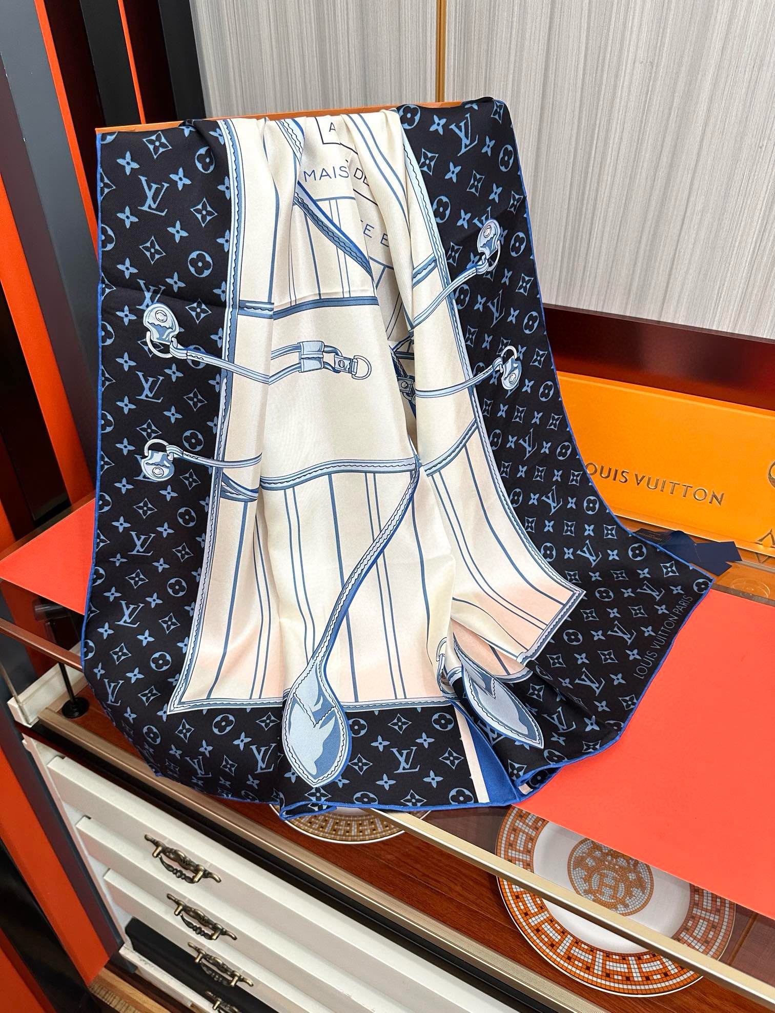 🔥高版本FENDI[庆祝]2025本年度最好看的丝巾没有之一了👍满身印有不同尺寸的米色和棕色标志性F B