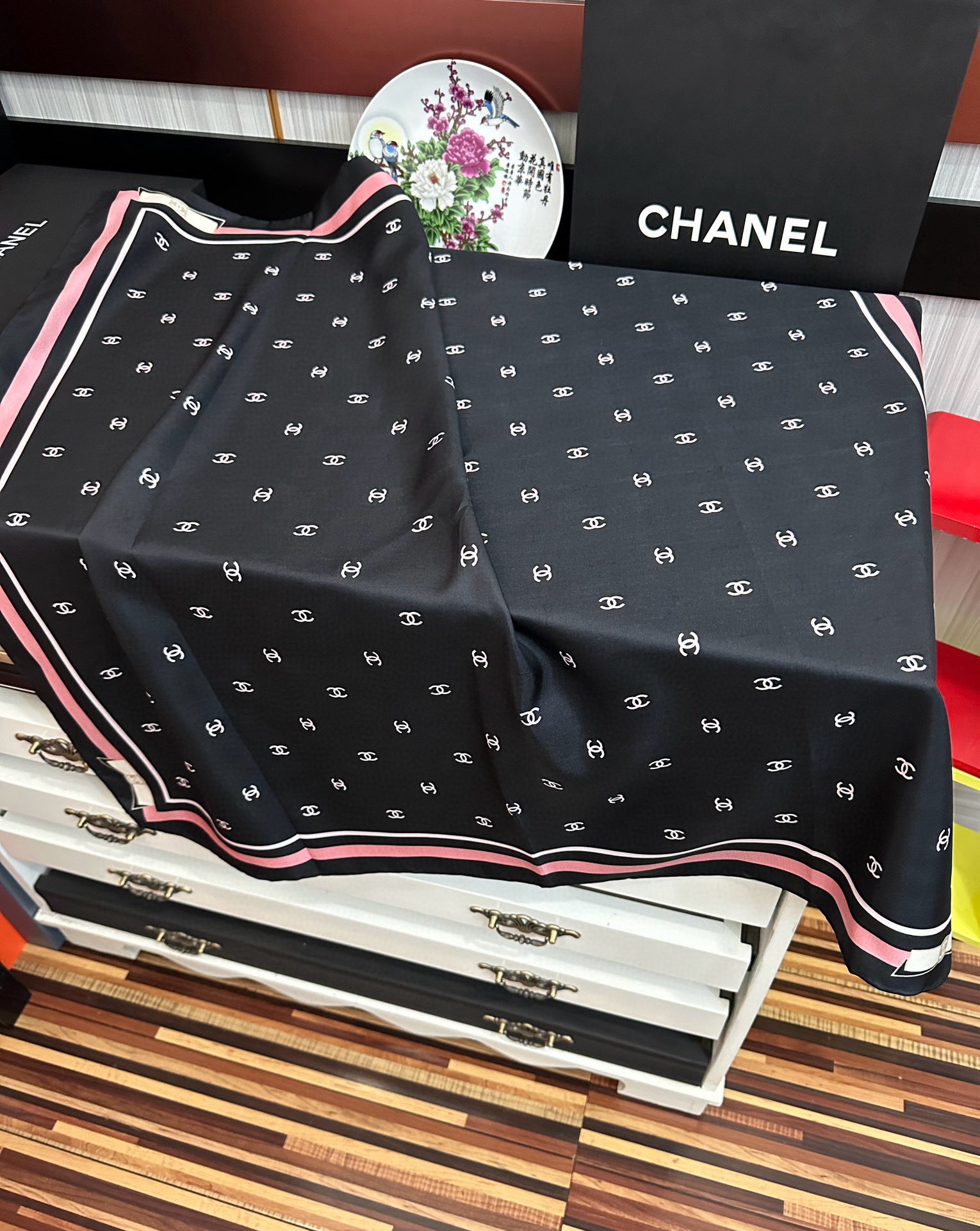 新款[發]CHANEL 官网同步【双面同色蝴蝶结🎀】18姆米 2025新品方巾必须征服它今年丝巾的戴法[