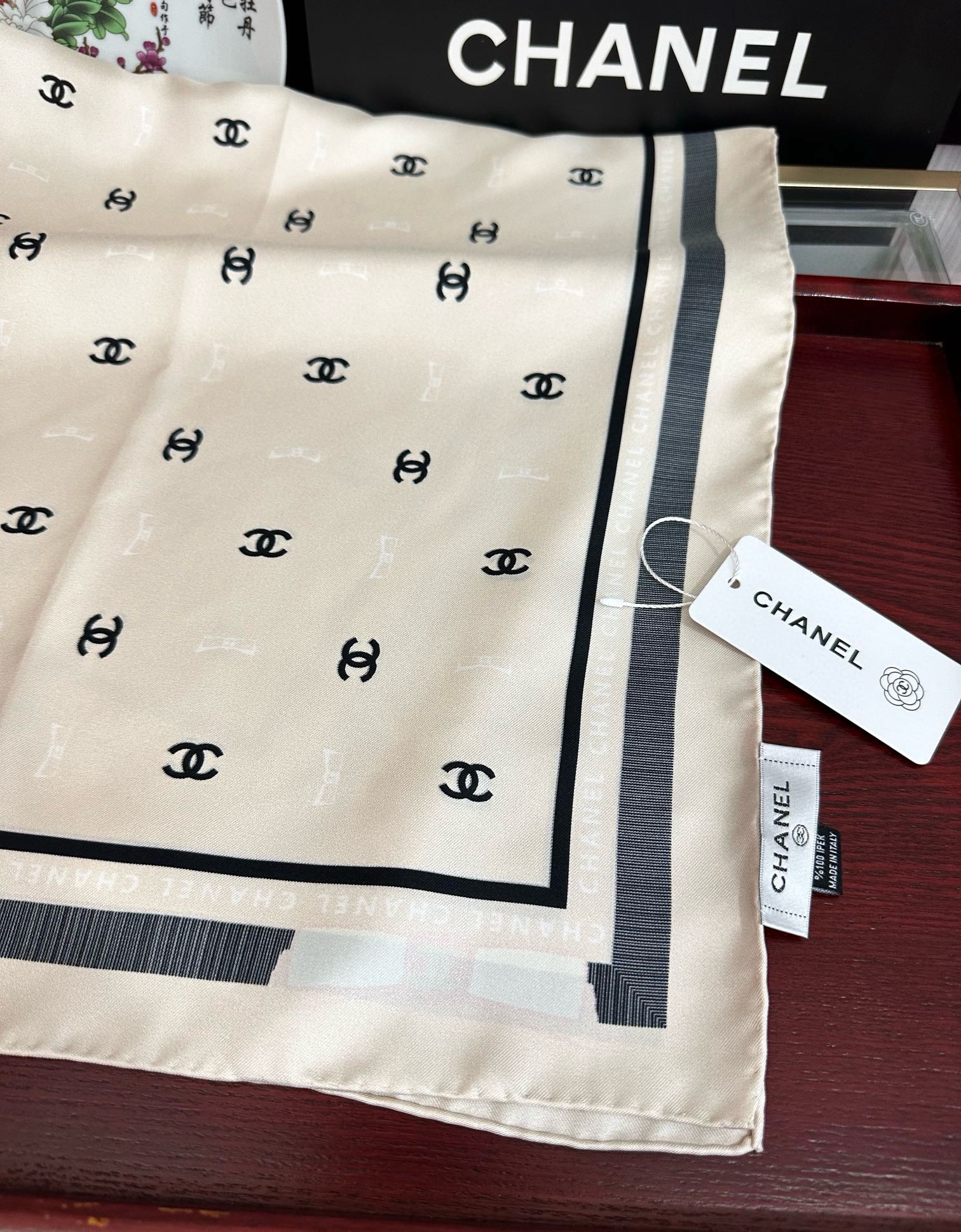 新款[發]CHANEL 官网同步【双面同色蝴蝶结🎀】18姆米 2025新品方巾必须征服它今年丝巾的戴法[