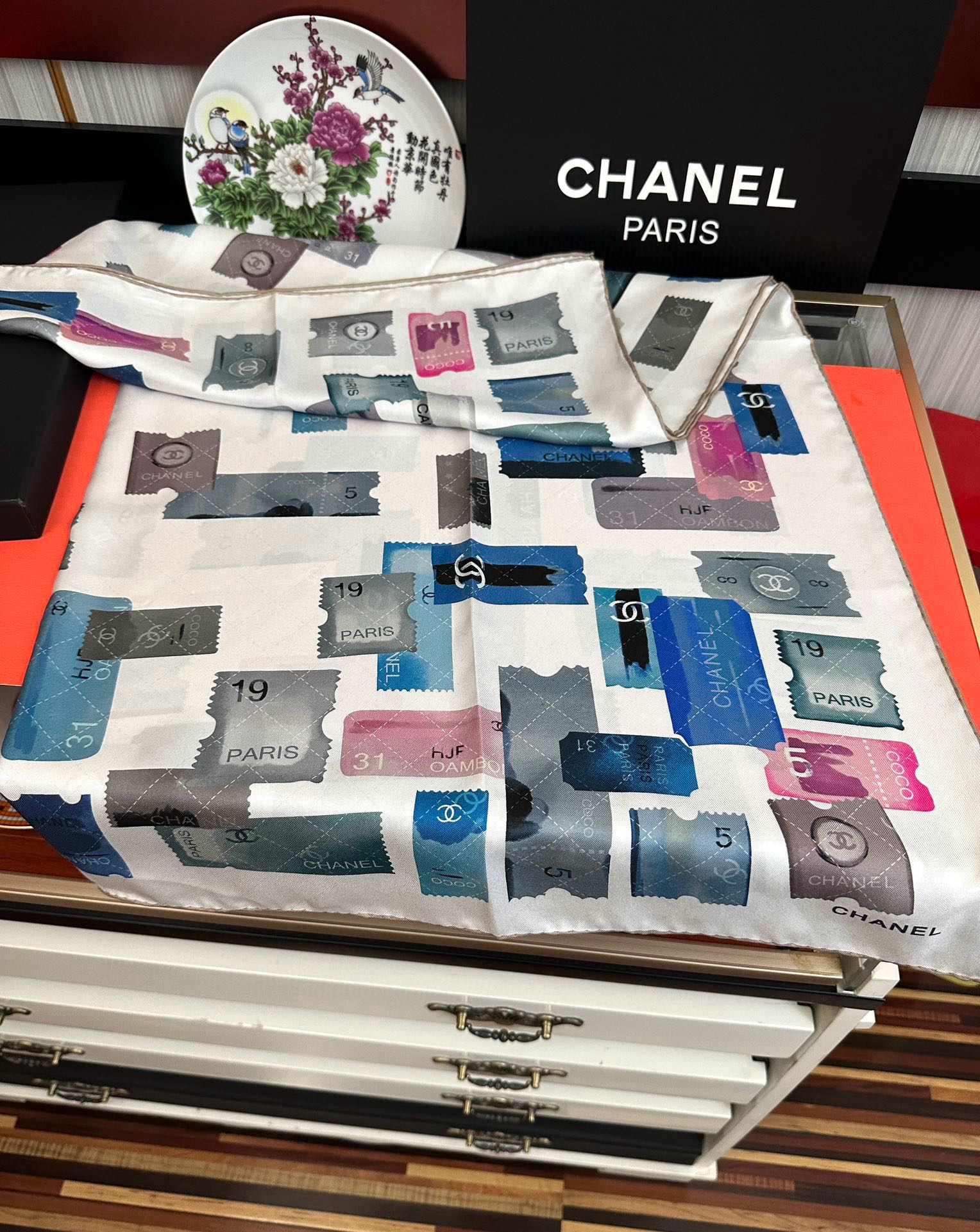 高版本🔥香奈儿24k邮票方巾 官网同步 这一款方巾以邮票元素为主[得意]除此之外还有成衣、小丝巾的设计颜