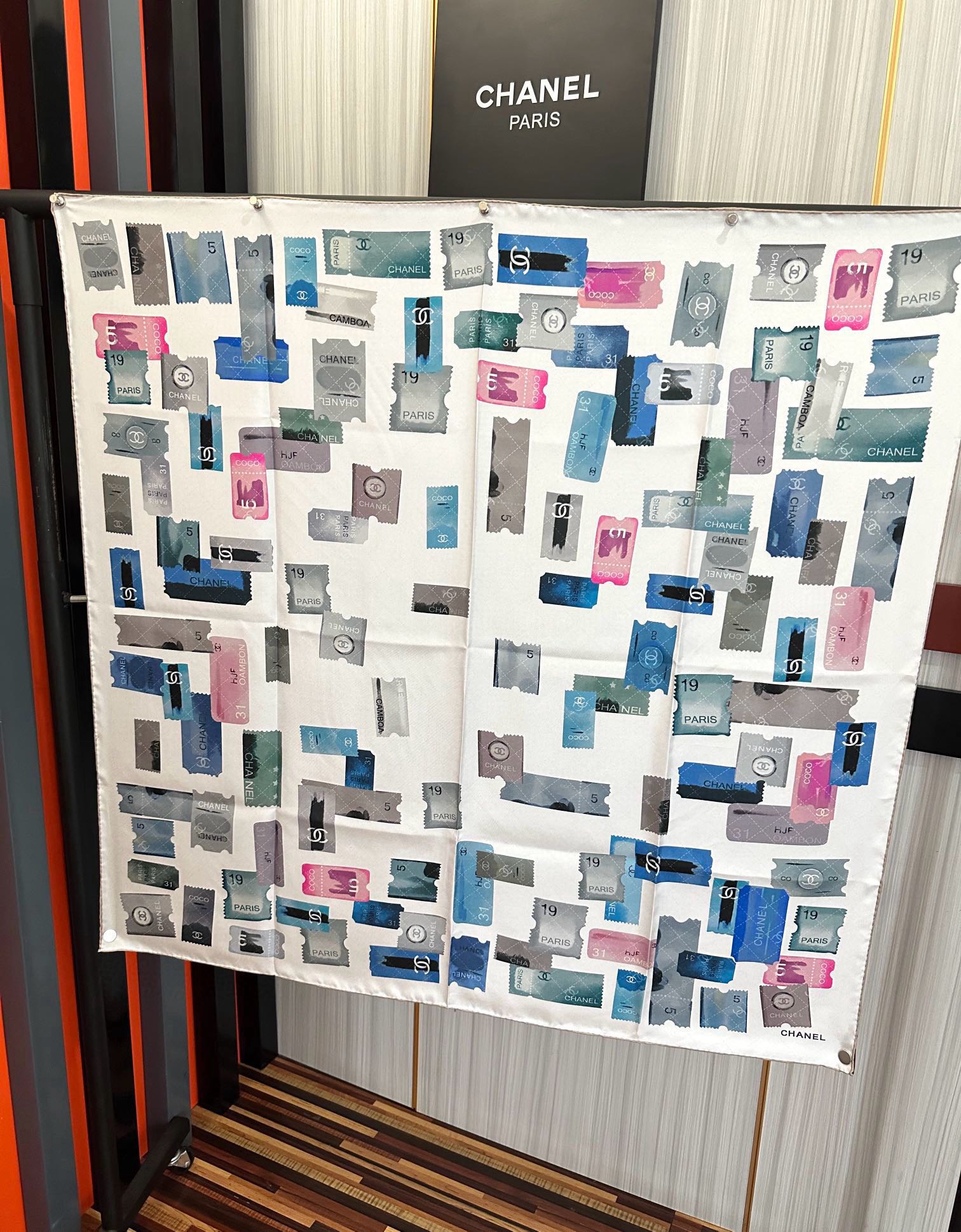 高版本🔥香奈儿24k邮票方巾 官网同步 这一款方巾以邮票元素为主[得意]除此之外还有成衣、小丝巾的设计颜