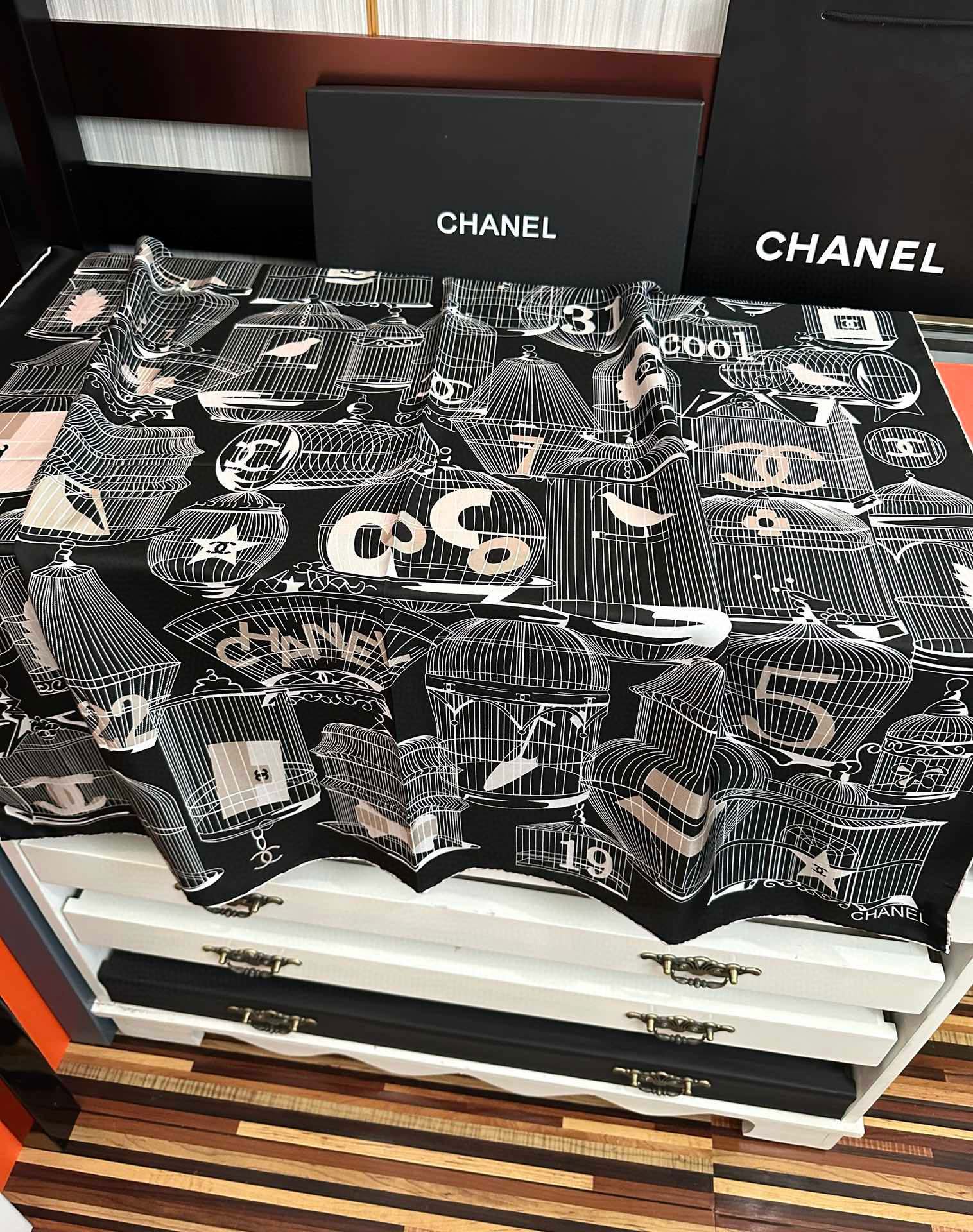 🔥2080最新款 香奈儿 顶级设计师 又一新款出货了[庆祝]靓女们必备款[色]太美了[玫瑰]上身效果非常