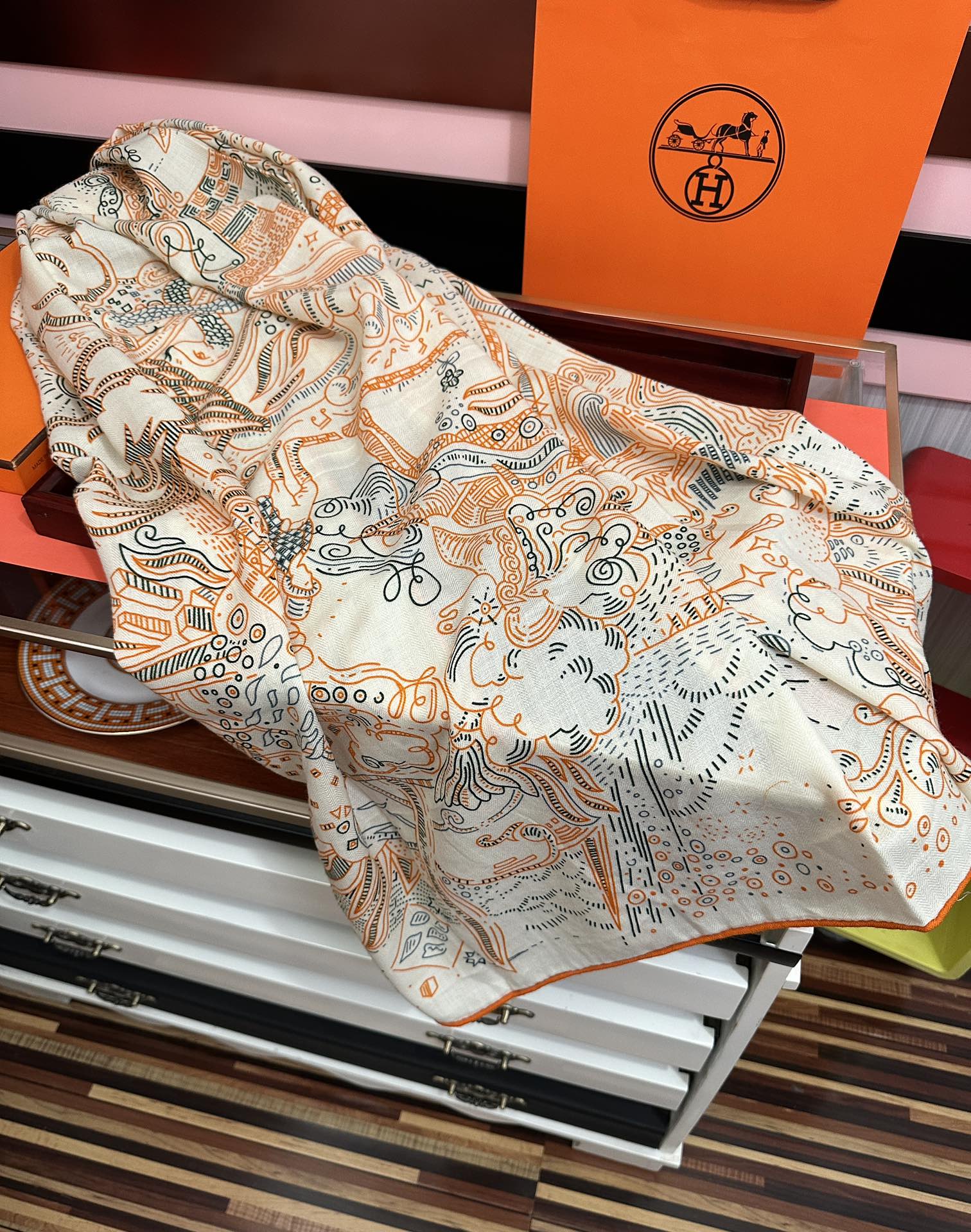 太美了❤️爱马仕 今年经典优雅[礼物]~气质到骨子里[色]新一季的面料超高级，真心超级柔软，丝丝顺滑[太