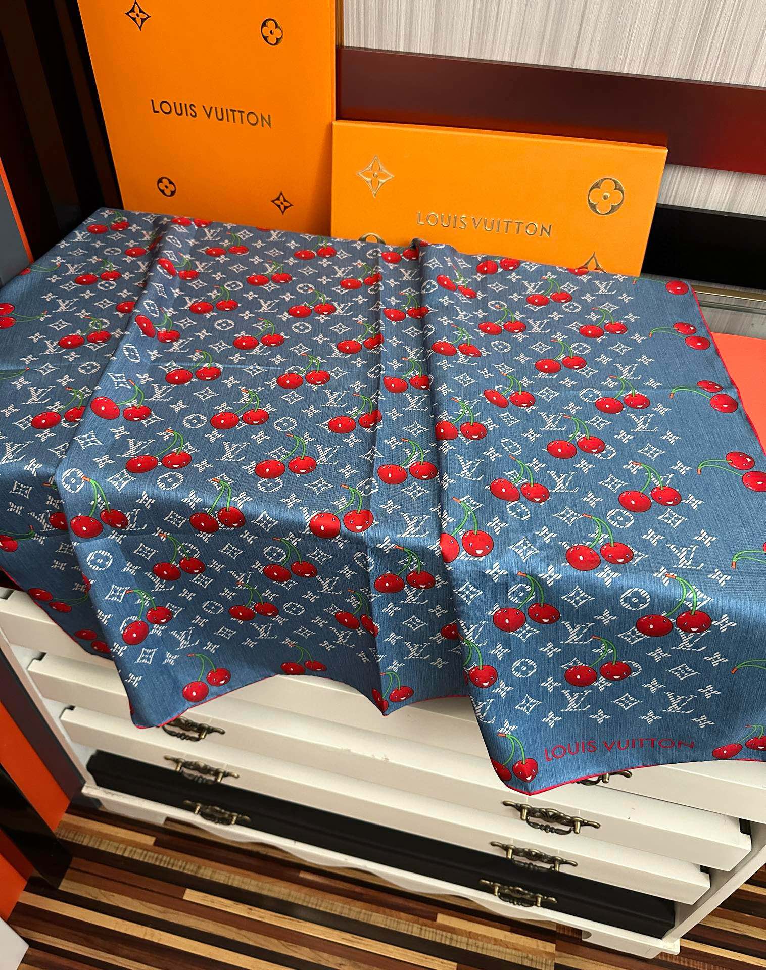 新款。2010高品质太美了[庆祝]LV官网同步【18mm双面同色顶级真丝】[庆祝]“L家”90典藏方巾通