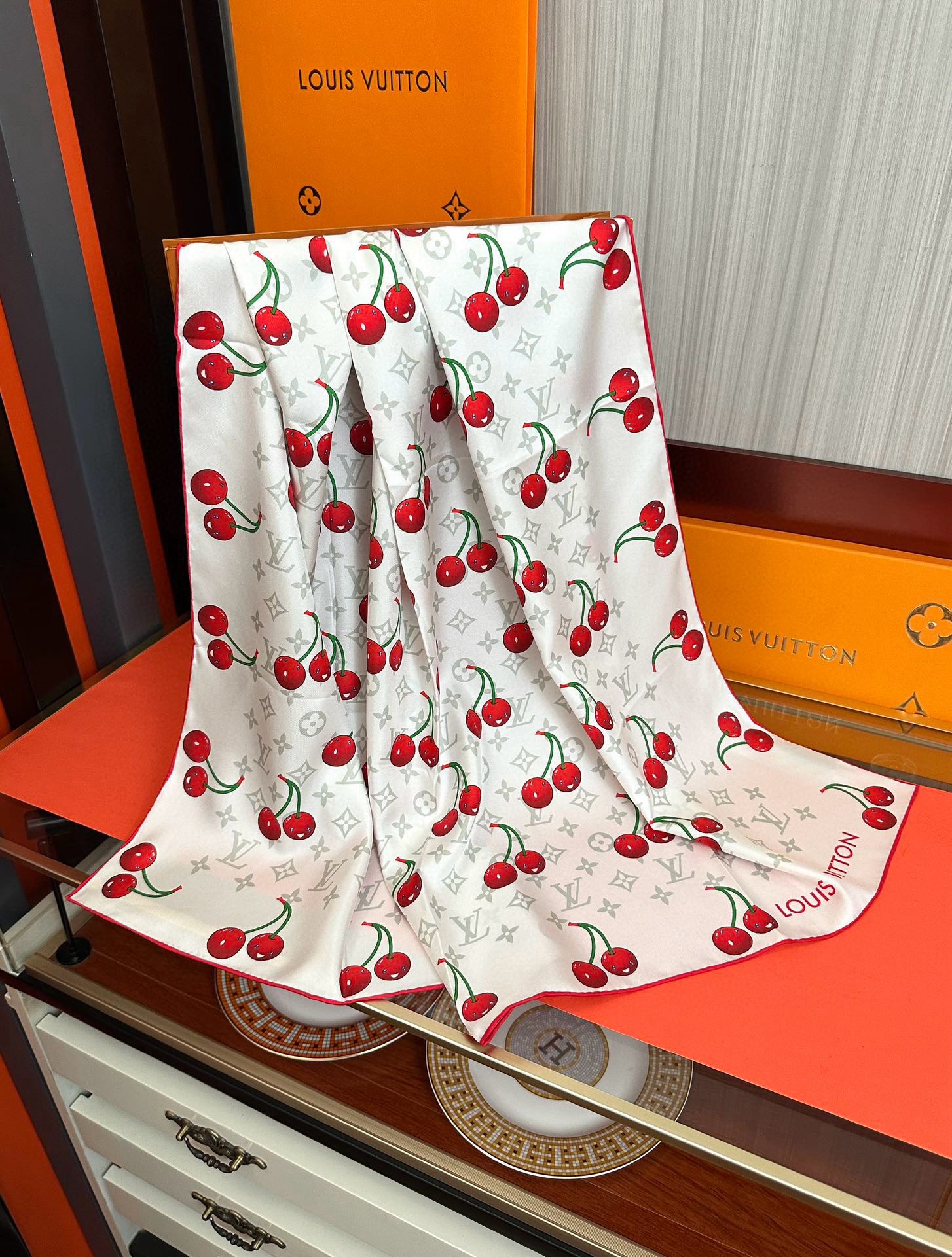 新款。2010高品质太美了[庆祝]LV官网同步【18mm双面同色顶级真丝】[庆祝]“L家”90典藏方巾通