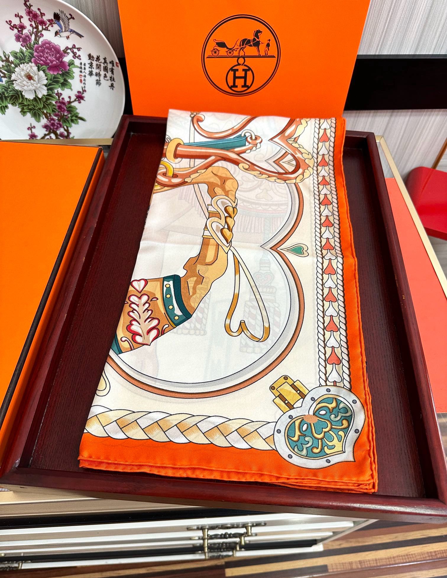 。高版本 爱马仕 2025新款【骏马奔腾】精致手工卷边，买到都说好👍下手一定要快高端 大爱❤️女人尤物 