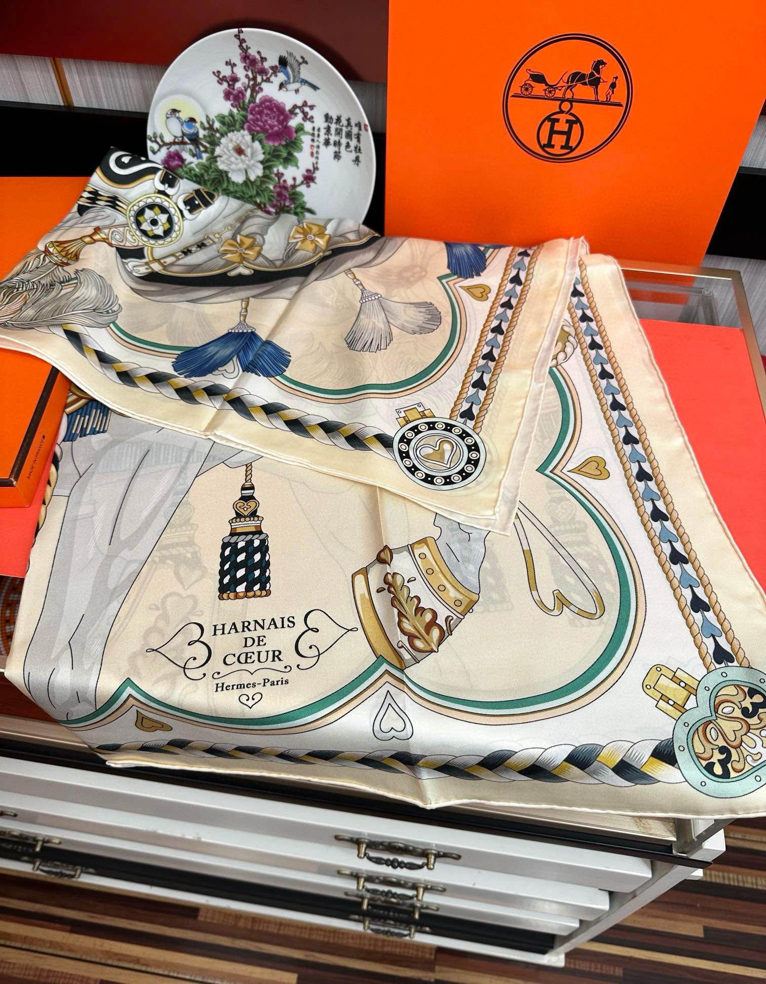 。高版本 爱马仕 2025新款【骏马奔腾】精致手工卷边，买到都说好👍下手一定要快高端 大爱❤️女人尤物 