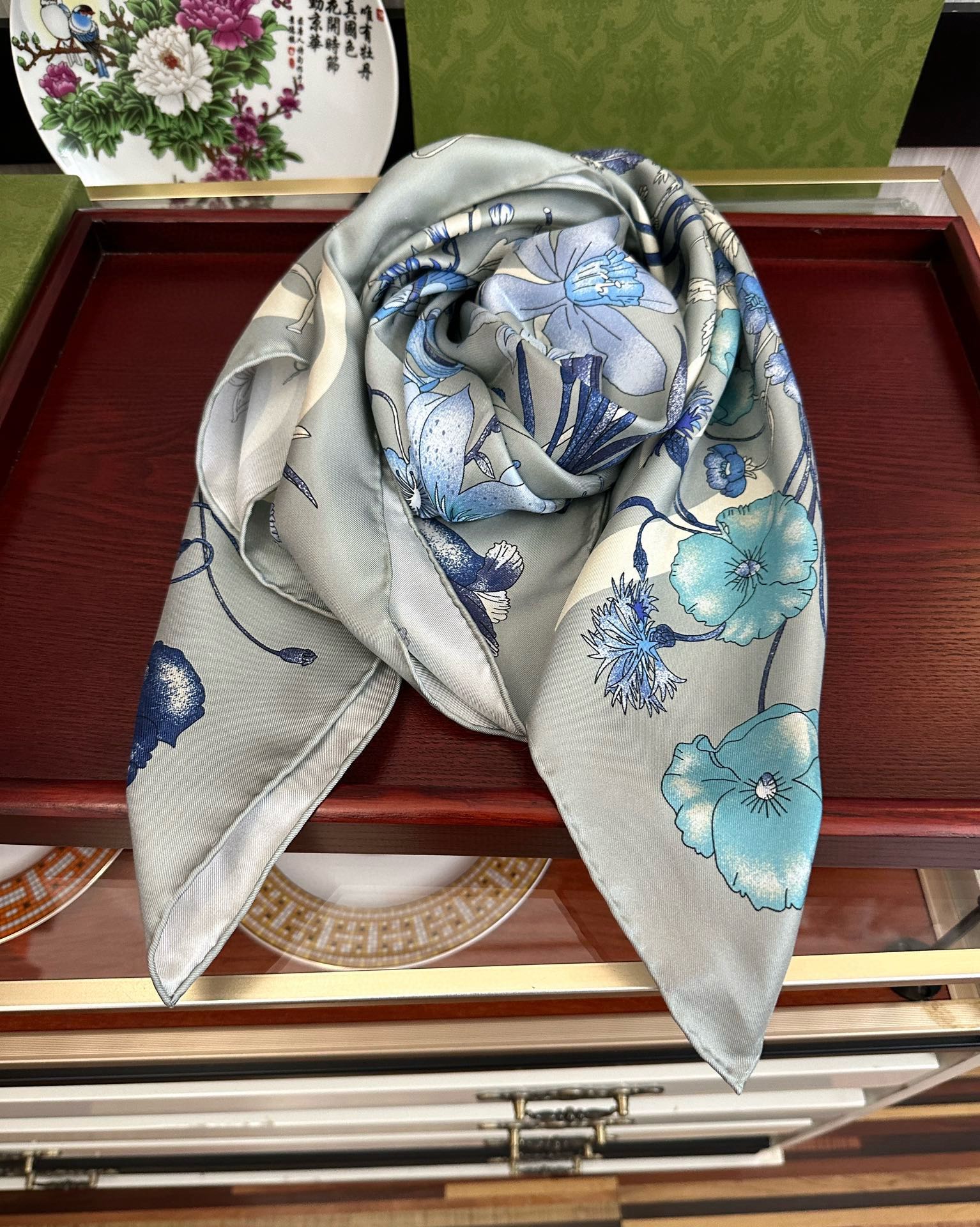 。新款 古奇《花卉丝巾》斜纹真丝 精致手工卷边[庆祝]光泽柔滑且垂感极佳[得意]以典雅的蓝色为基调[嘴唇