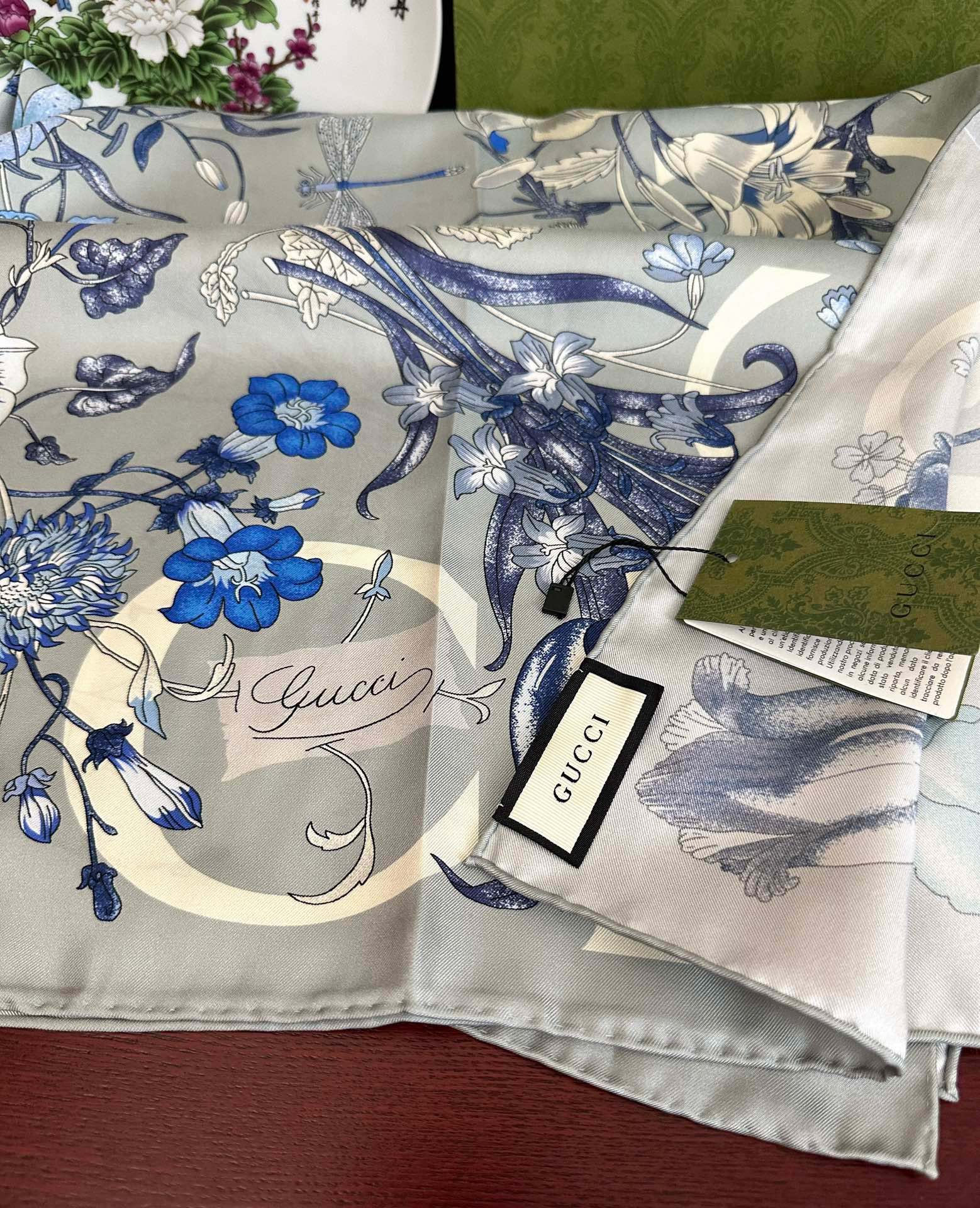 。新款 古奇《花卉丝巾》斜纹真丝 精致手工卷边[庆祝]光泽柔滑且垂感极佳[得意]以典雅的蓝色为基调[嘴唇