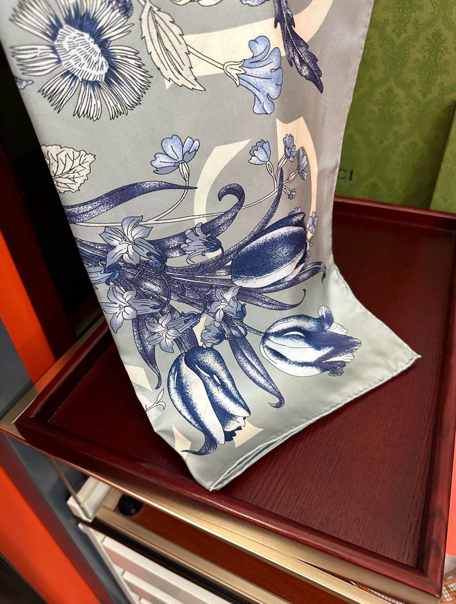 。新款 古奇《花卉丝巾》斜纹真丝 精致手工卷边[庆祝]光泽柔滑且垂感极佳[得意]以典雅的蓝色为基调[嘴唇