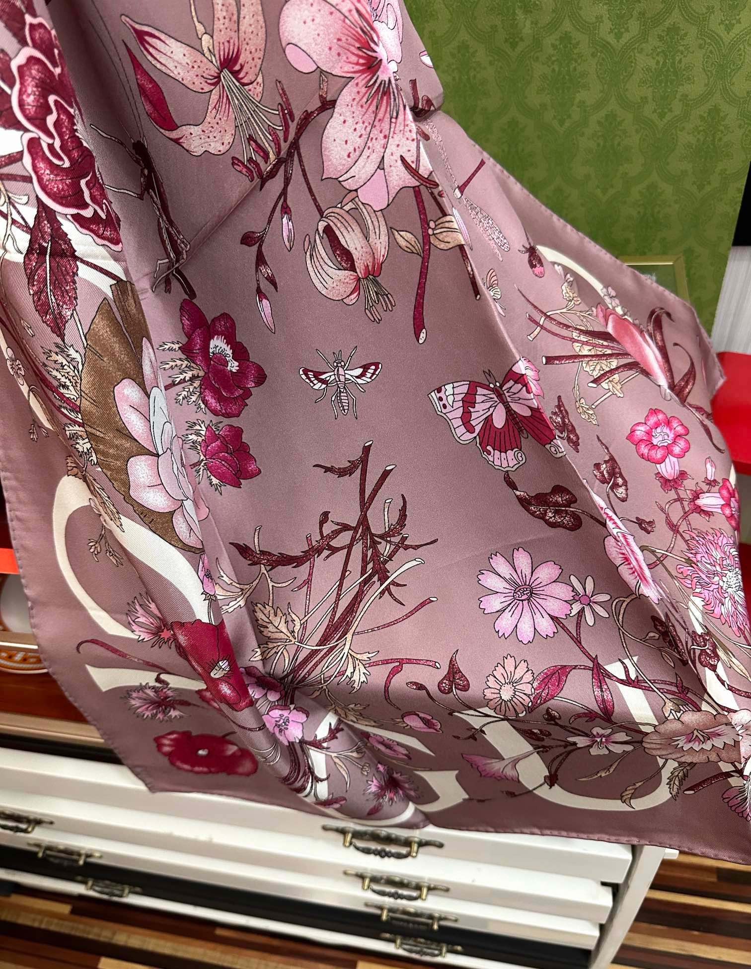 。新款 古奇《花卉丝巾》斜纹真丝 精致手工卷边[庆祝]光泽柔滑且垂感极佳[得意]以典雅的蓝色为基调[嘴唇