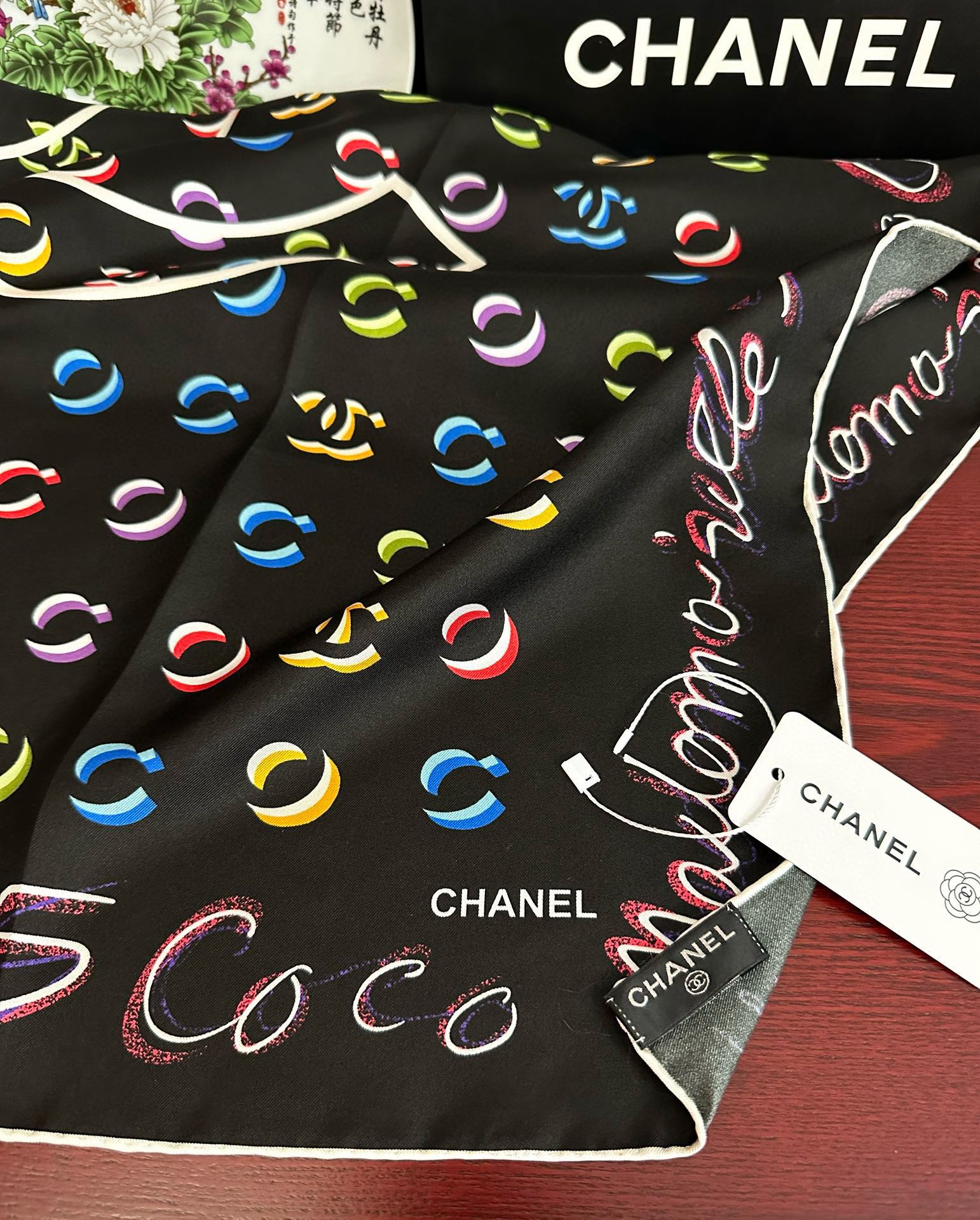 。 香奈儿 【Coco字母炫彩】官网同步[庆祝]工艺:提花+双面数码印花搭配精致的手工卷边工艺[得意]质