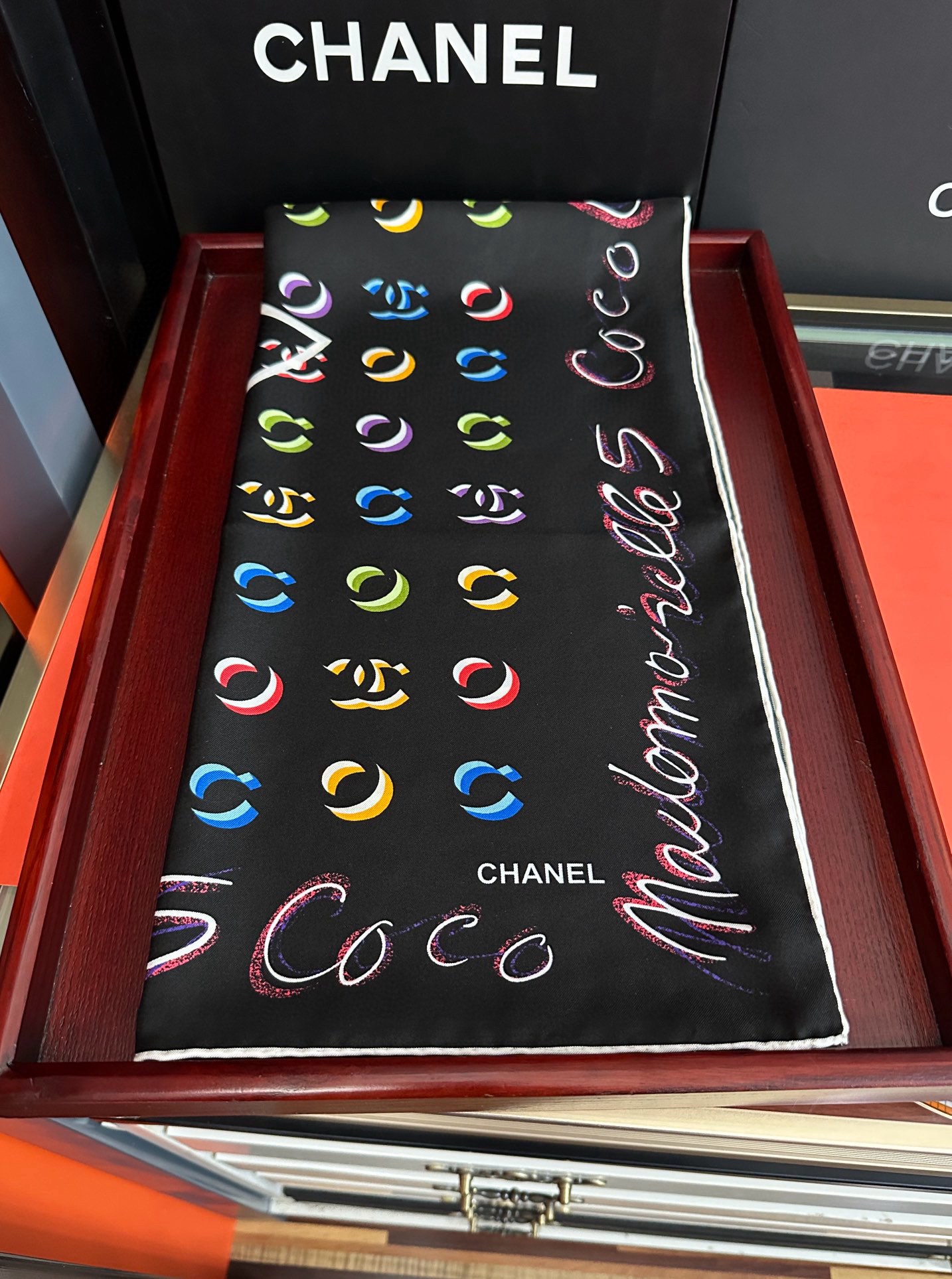 。 香奈儿 【Coco字母炫彩】官网同步[庆祝]工艺:提花+双面数码印花搭配精致的手工卷边工艺[得意]质