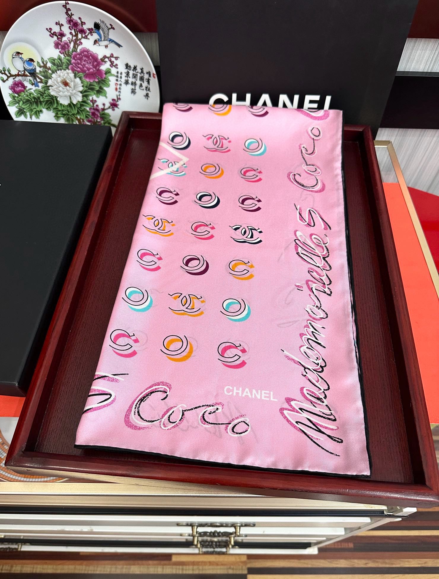 。 香奈儿 【Coco字母炫彩】官网同步[庆祝]工艺:提花+双面数码印花搭配精致的手工卷边工艺[得意]质