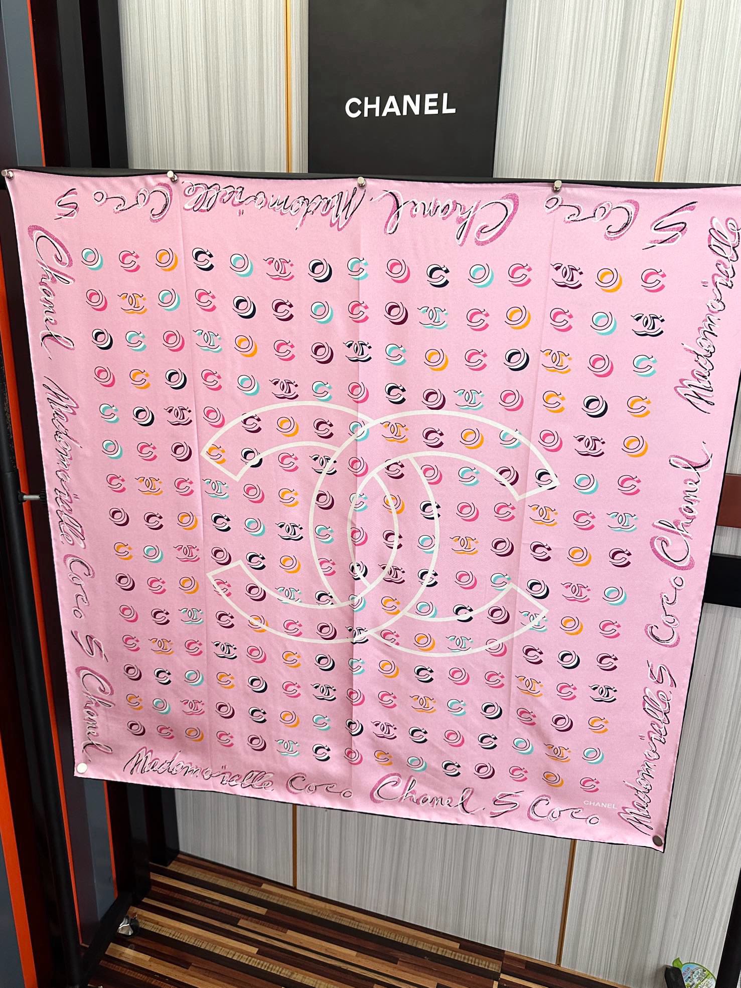 。 香奈儿 【Coco字母炫彩】官网同步[庆祝]工艺:提花+双面数码印花搭配精致的手工卷边工艺[得意]质