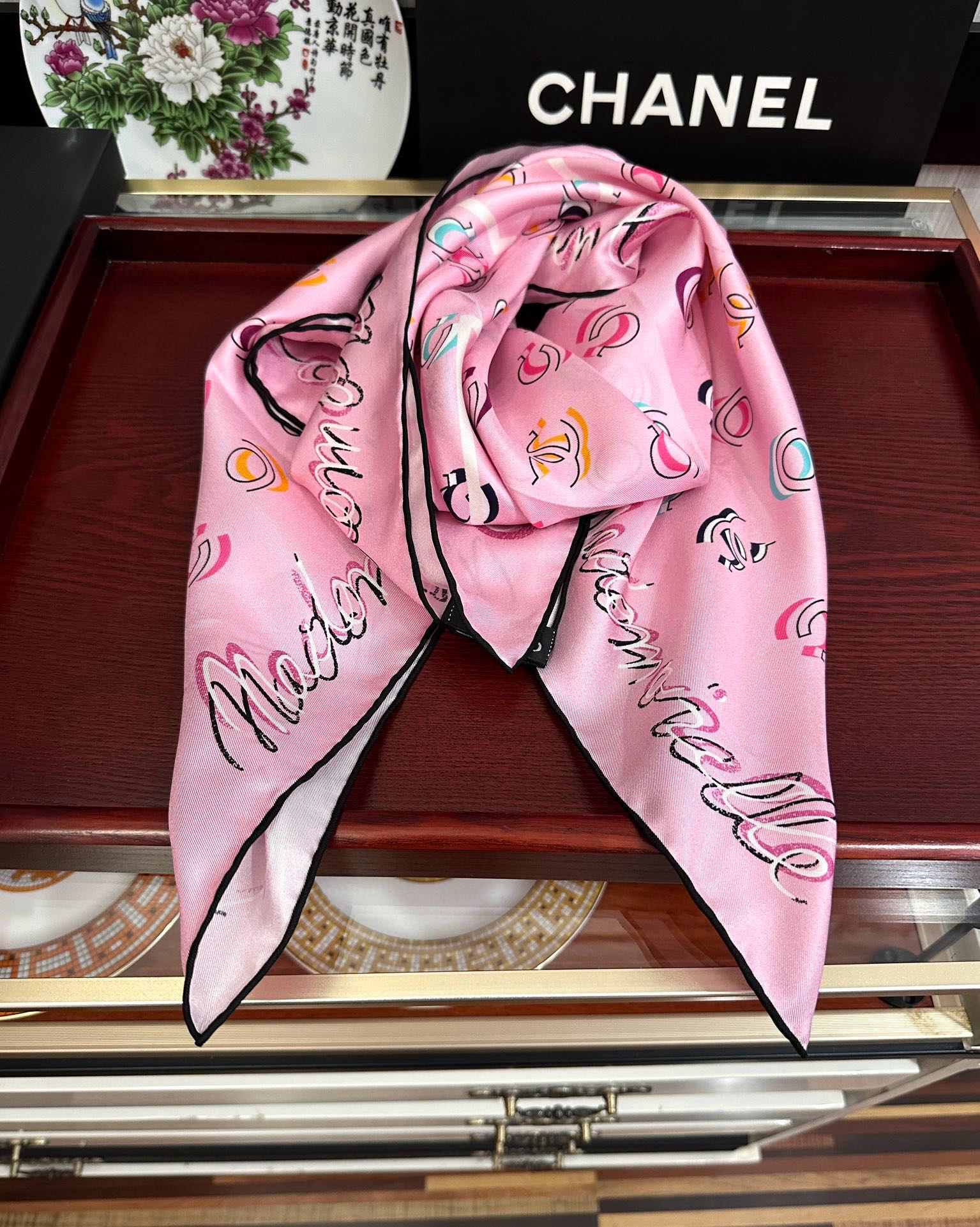 。 香奈儿 【Coco字母炫彩】官网同步[庆祝]工艺:提花+双面数码印花搭配精致的手工卷边工艺[得意]质