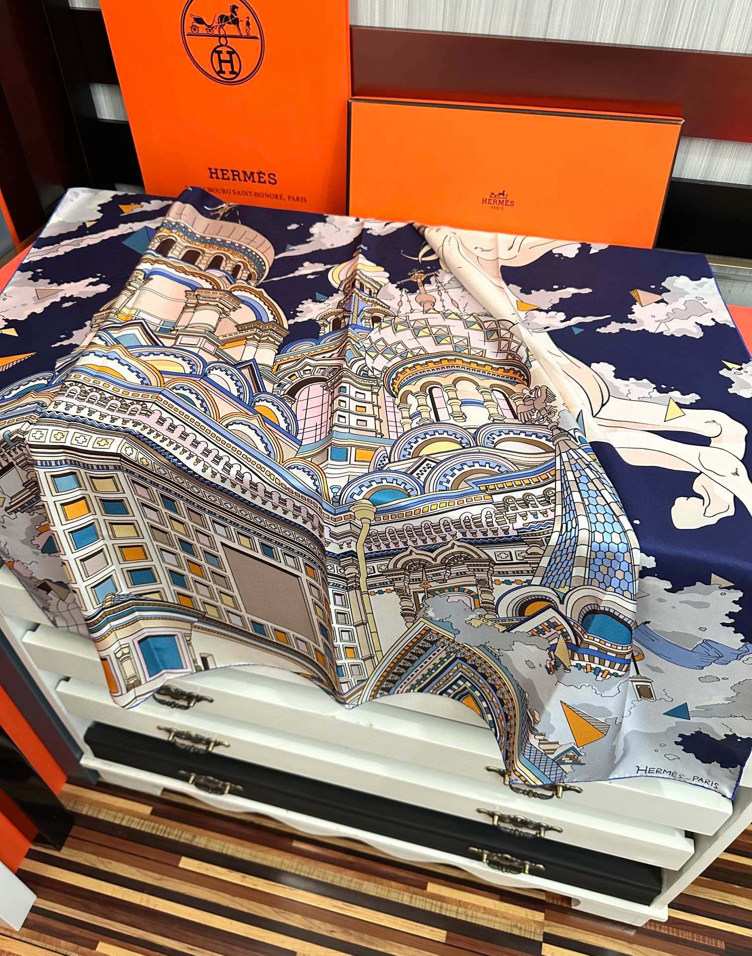 。高品质 爱马仕 2025新款太美了【骏马奔腾】精致手工卷边，买到都说好👍下手一定要快高端 大爱❤️女人