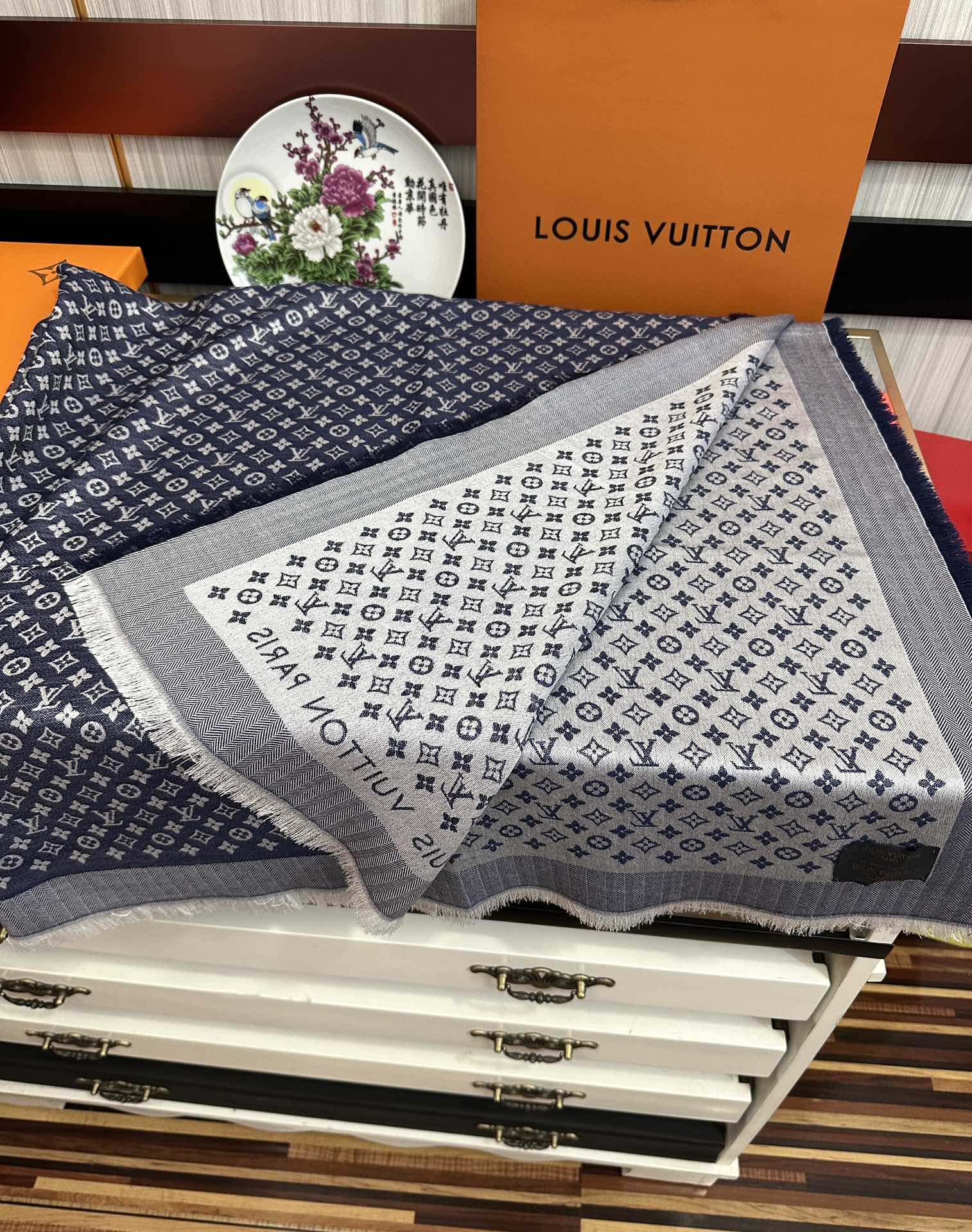 上新🎉LV老花图案这款披肩将真丝与羊毛相混搭❤️质地柔软而温暖饰有不同色调Monogram图案💄饰有的字