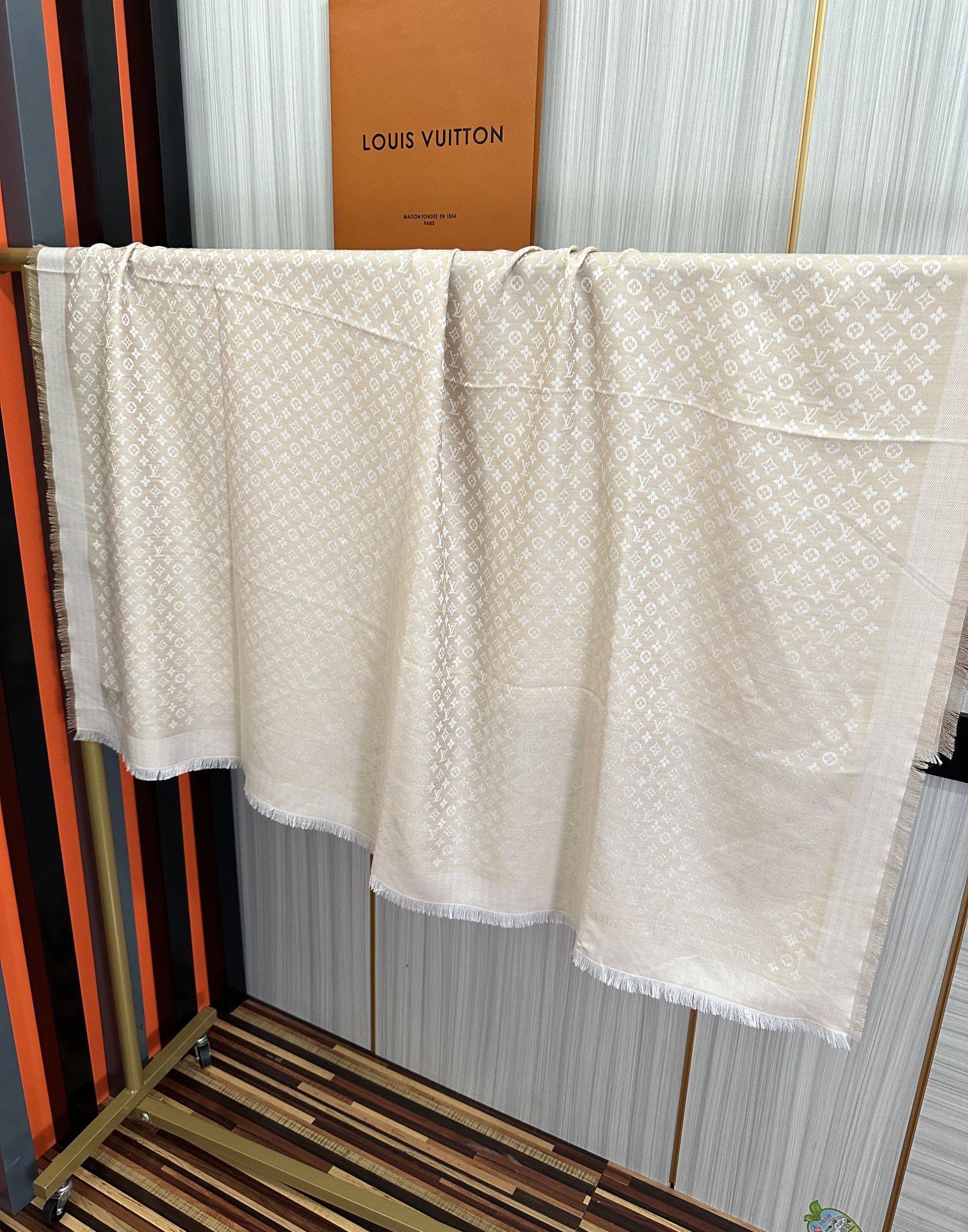 上新🎉LV老花图案这款披肩将真丝与羊毛相混搭❤️质地柔软而温暖饰有不同色调Monogram图案💄饰有的字