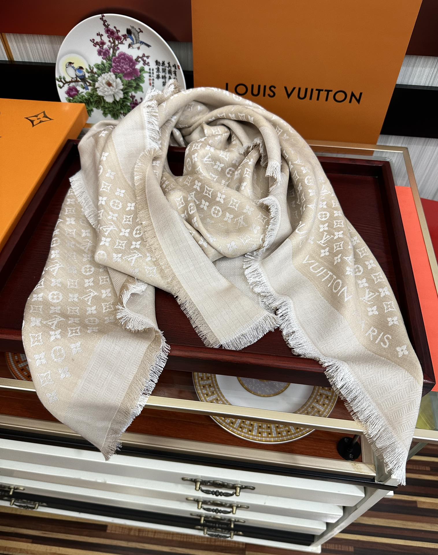 上新🎉LV老花图案这款披肩将真丝与羊毛相混搭❤️质地柔软而温暖饰有不同色调Monogram图案💄饰有的字