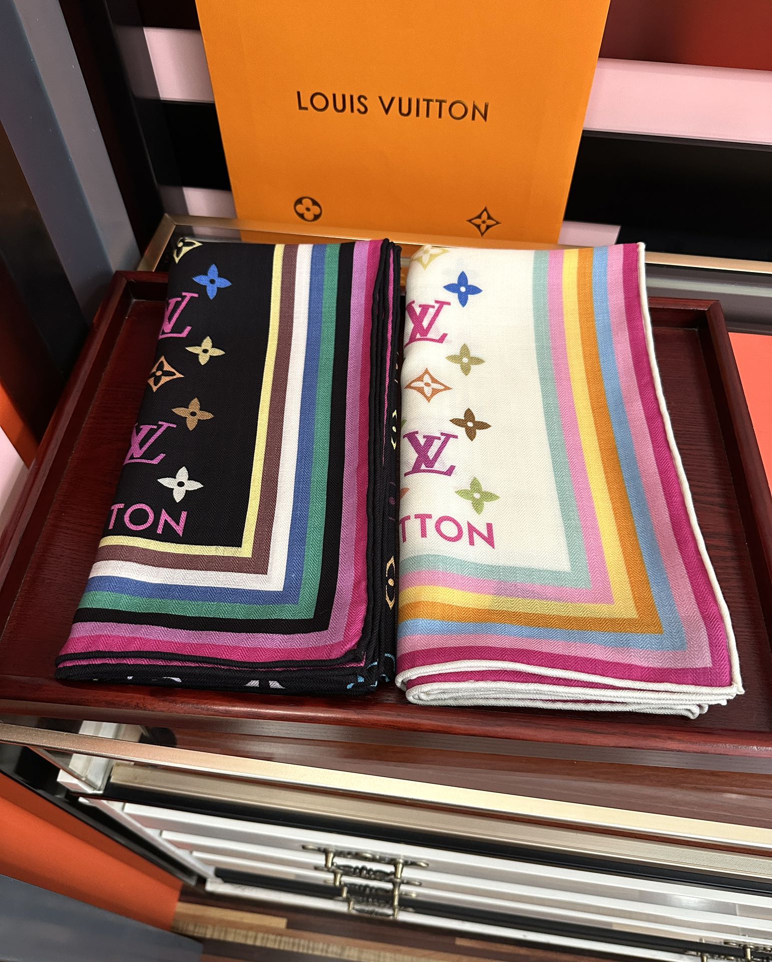 上新【双面同色】L v 高品质 👍ZG同步 本款方巾全新加入 致意路易的旅行传承[得意]丝印工艺刻画丰富