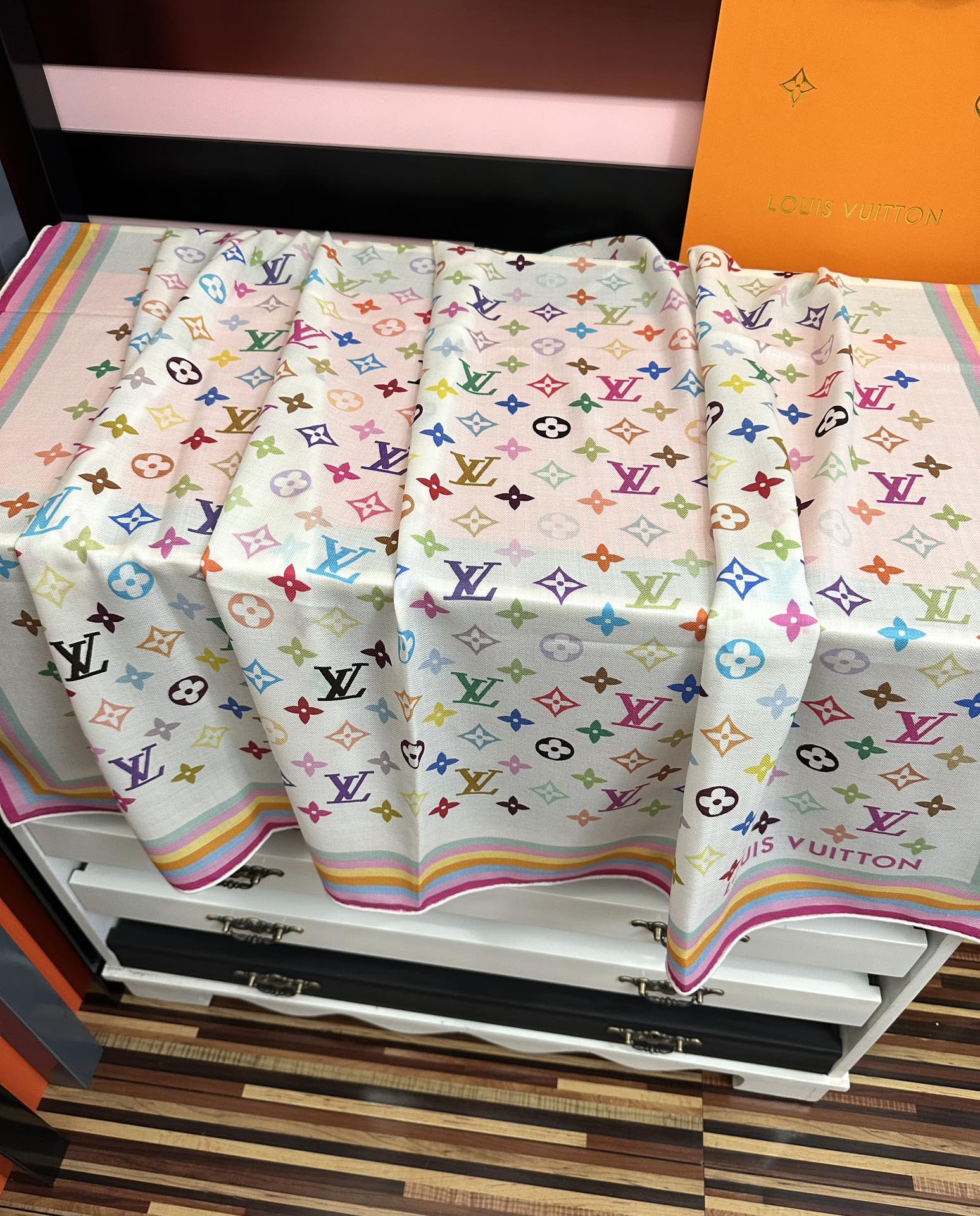 上新【双面同色】L v 高品质 👍ZG同步 本款方巾全新加入 致意路易的旅行传承[得意]丝印工艺刻画丰富