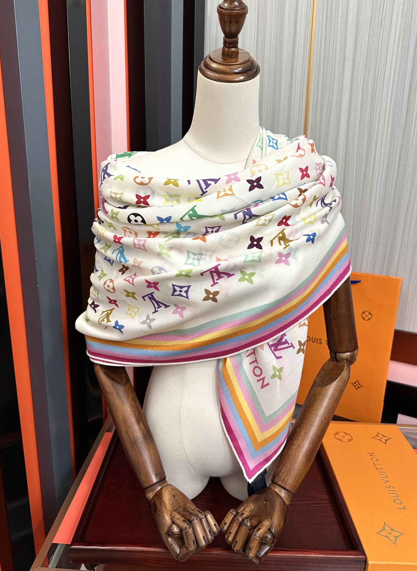 上新【双面同色】L v 高品质 👍ZG同步 本款方巾全新加入 致意路易的旅行传承[得意]丝印工艺刻画丰富