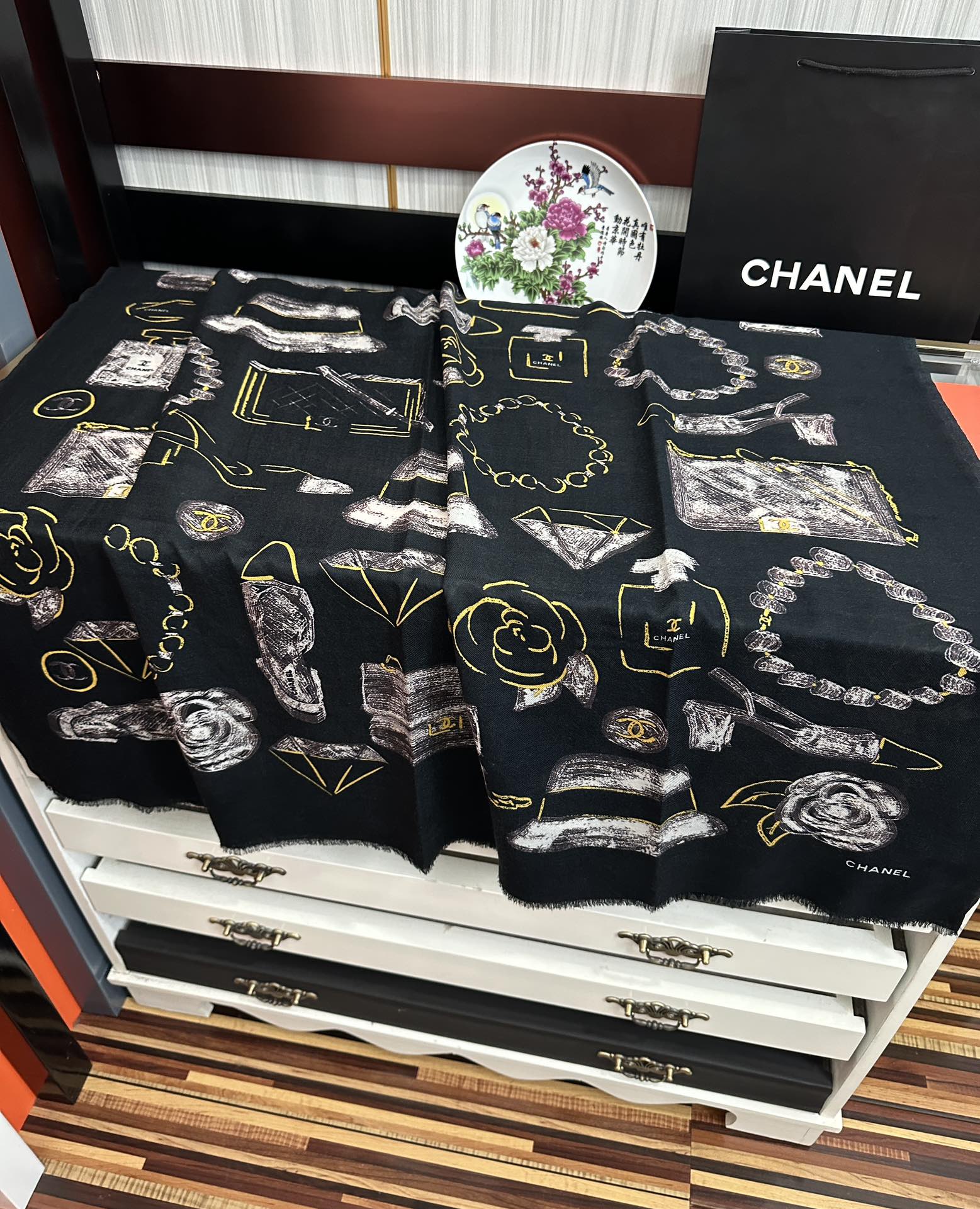 上新 小香 2025 新款真心赞👍【羊绒绒长巾】😘💍实物真心美 🎀披肩配以印花💓💃🏻无论设计喷绘都是非常