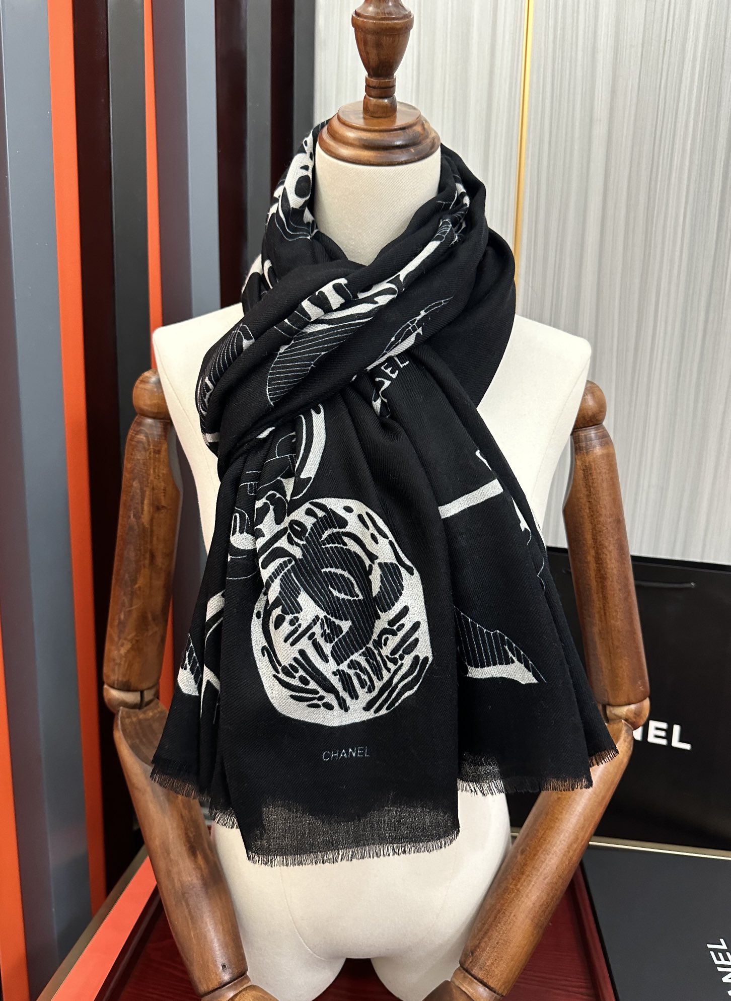 。2010 小香最新款‼️真心赞👍【羊绒长巾】😘💍实物真心美 🎀披肩配以印花💓💃🏻无论设计喷绘都是非常到