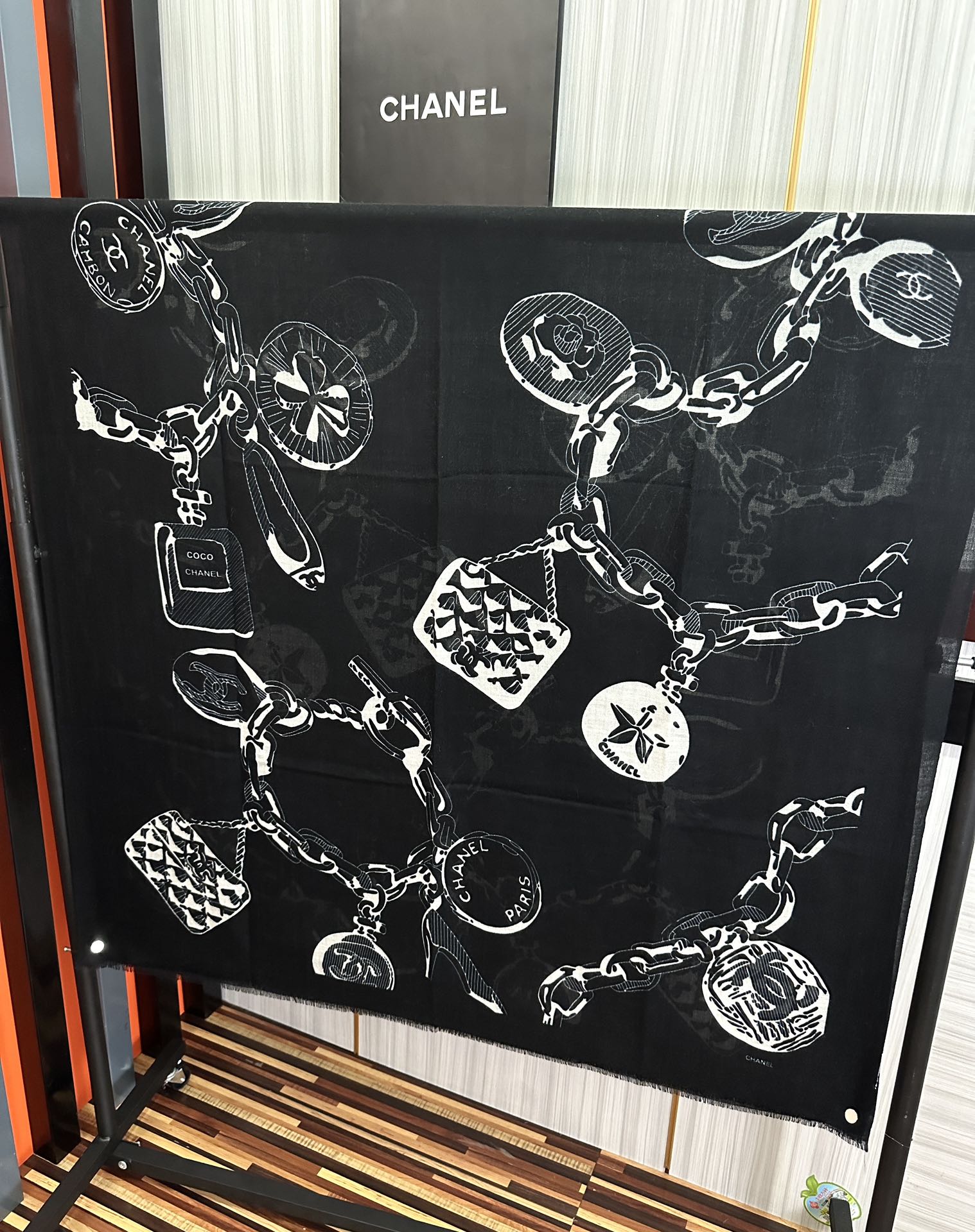 。2010 小香最新款‼️真心赞👍【羊绒长巾】😘💍实物真心美 🎀披肩配以印花💓💃🏻无论设计喷绘都是非常到