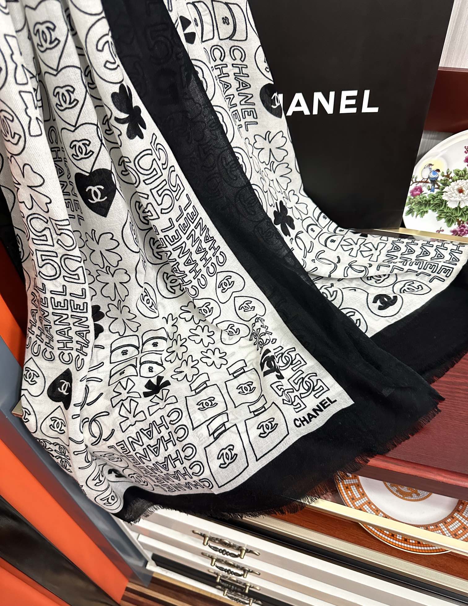 。重磅推荐 小香2025 最新款【5号香水瓶】必备款 顶级设计太美了，真心赞👍😘💍实物真心美 🎀披肩配以