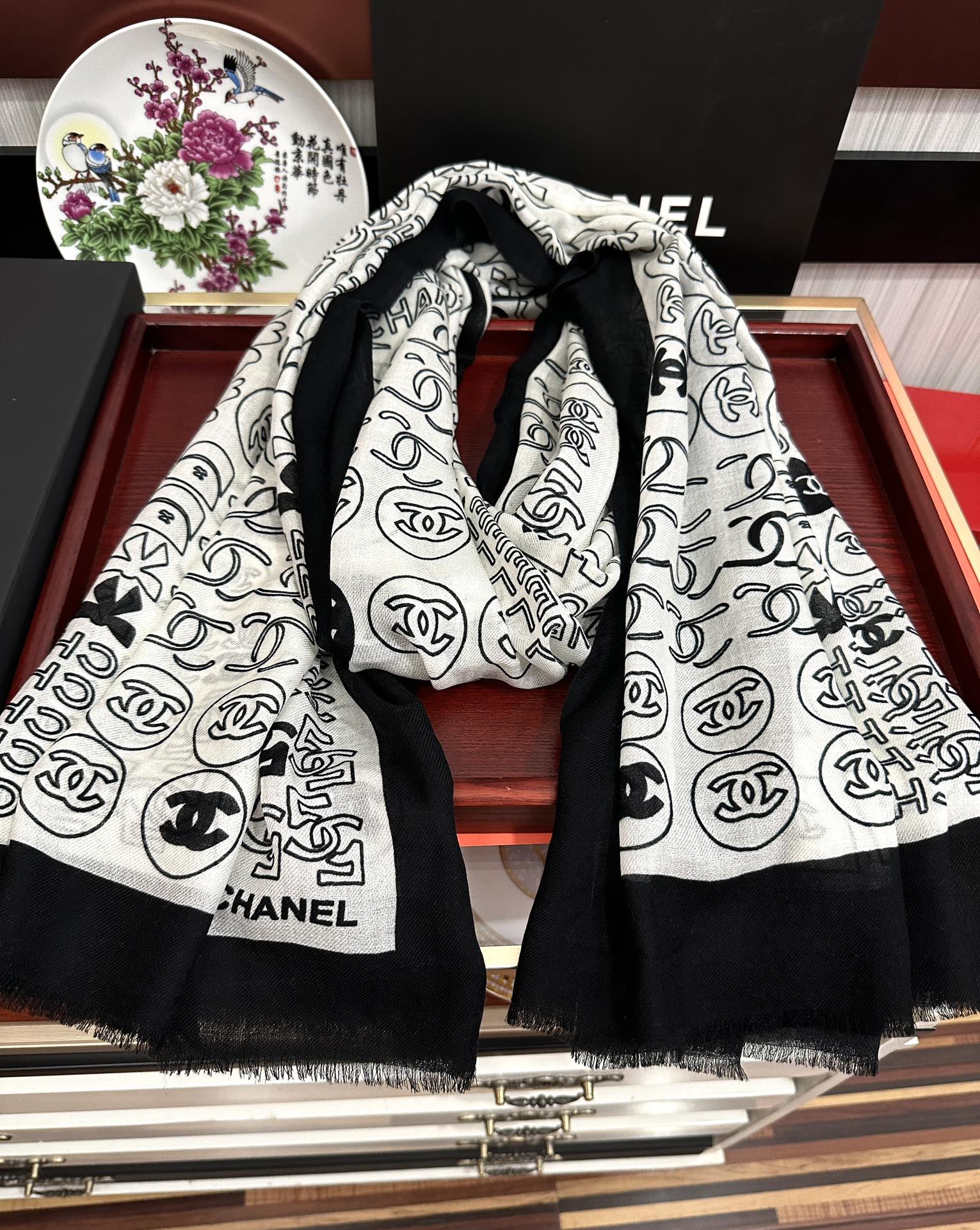 。重磅推荐 小香2025 最新款【5号香水瓶】必备款 顶级设计太美了，真心赞👍😘💍实物真心美 🎀披肩配以