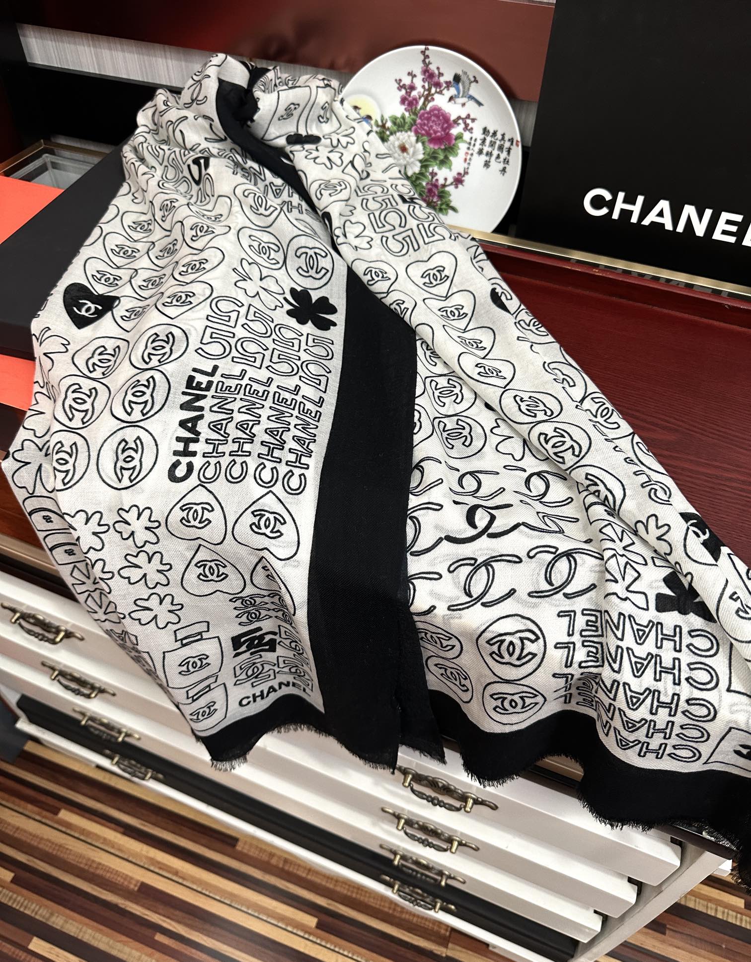 。重磅推荐 小香2025 最新款【5号香水瓶】必备款 顶级设计太美了，真心赞👍😘💍实物真心美 🎀披肩配以