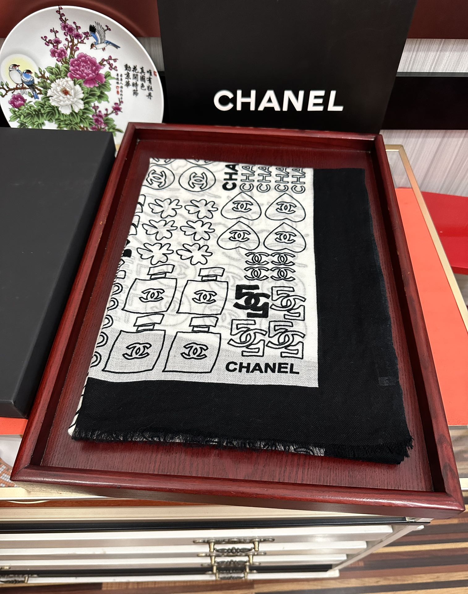 。重磅推荐 小香2025 最新款【5号香水瓶】必备款 顶级设计太美了，真心赞👍😘💍实物真心美 🎀披肩配以