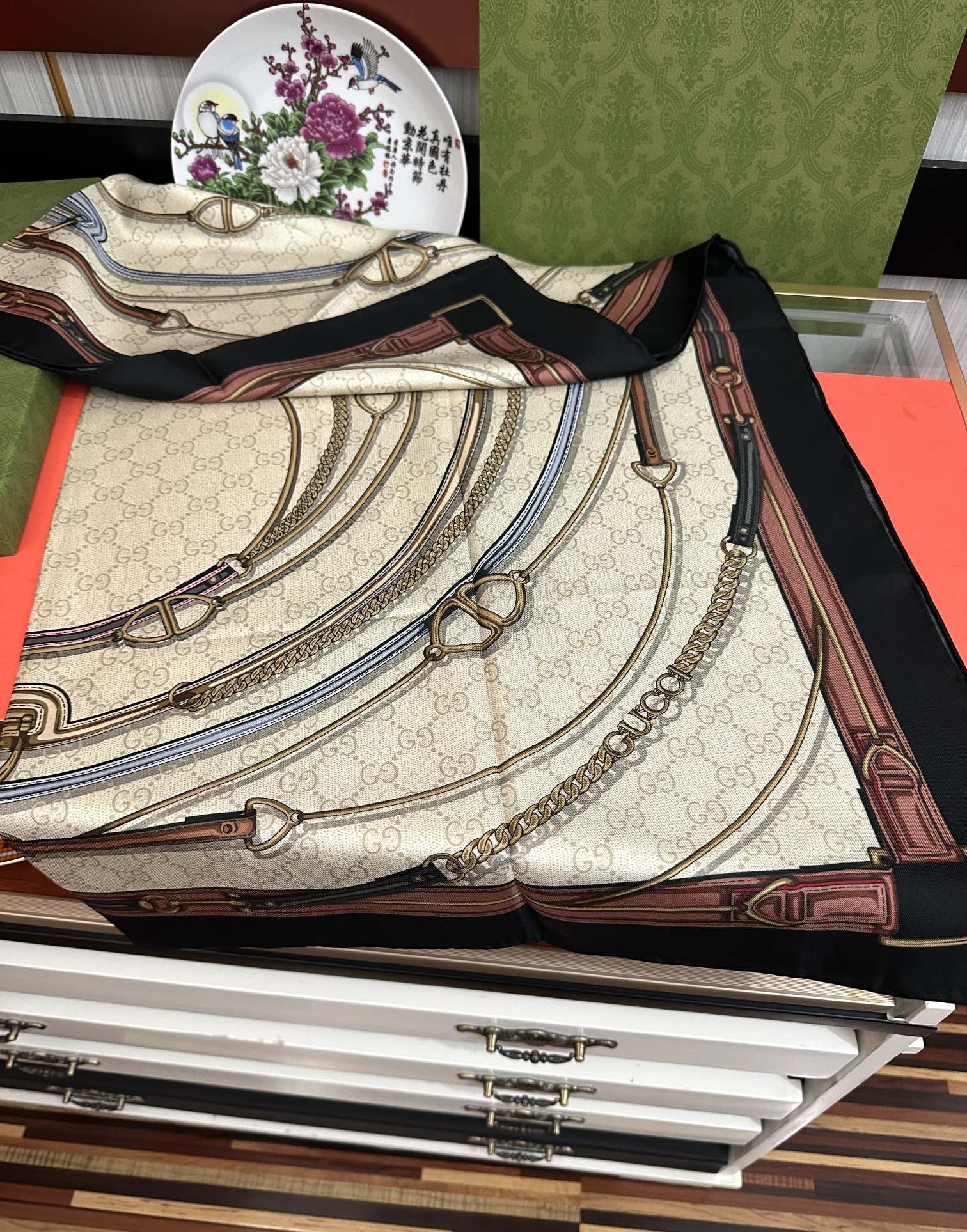 新款 。古奇 2025太美了必备款官网同步《皮革GG图案系列》印花方巾[庆祝]手工卷边品牌标志性不断焕新