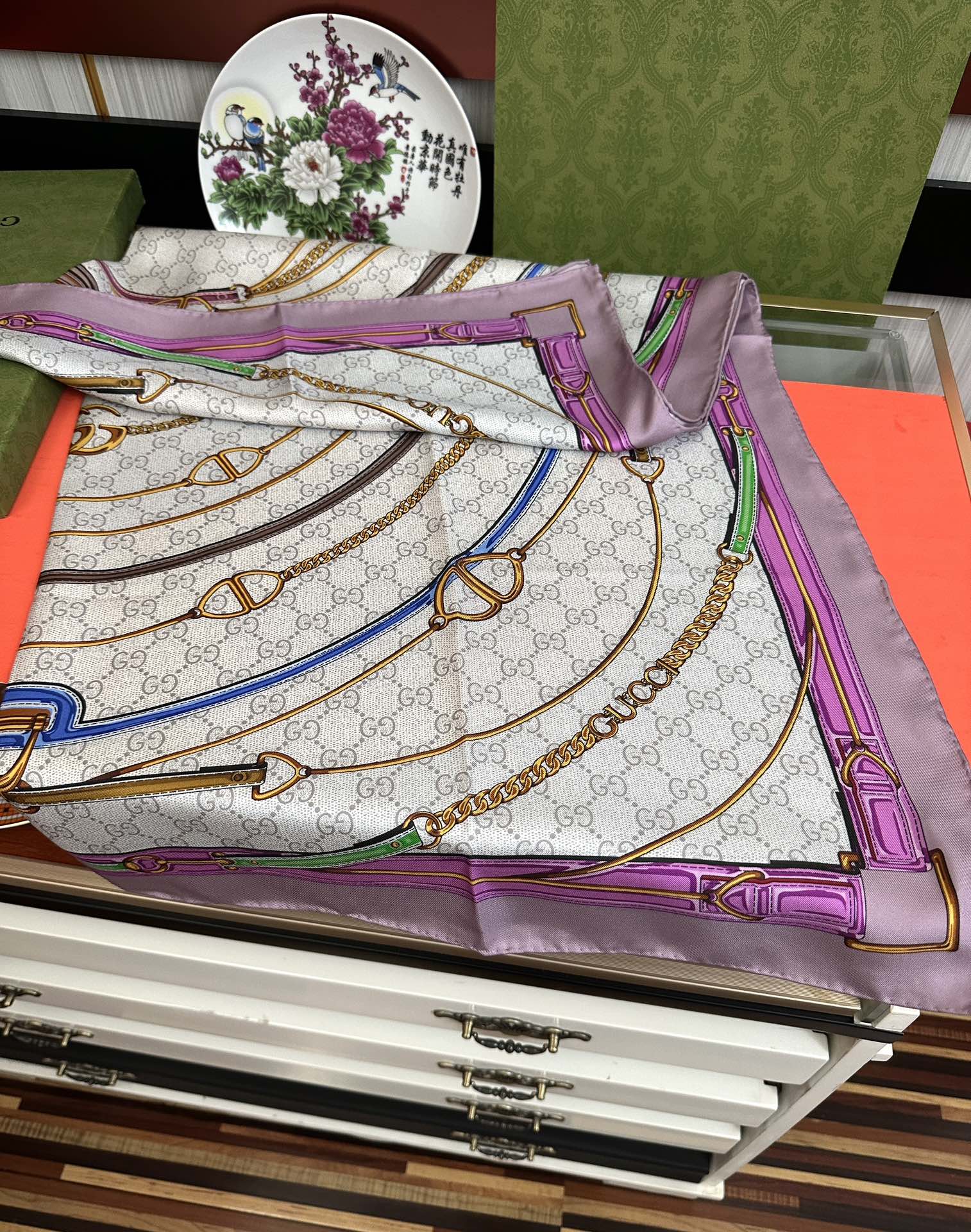 新款 。古奇 2025太美了必备款官网同步《皮革GG图案系列》印花方巾[庆祝]手工卷边品牌标志性不断焕新