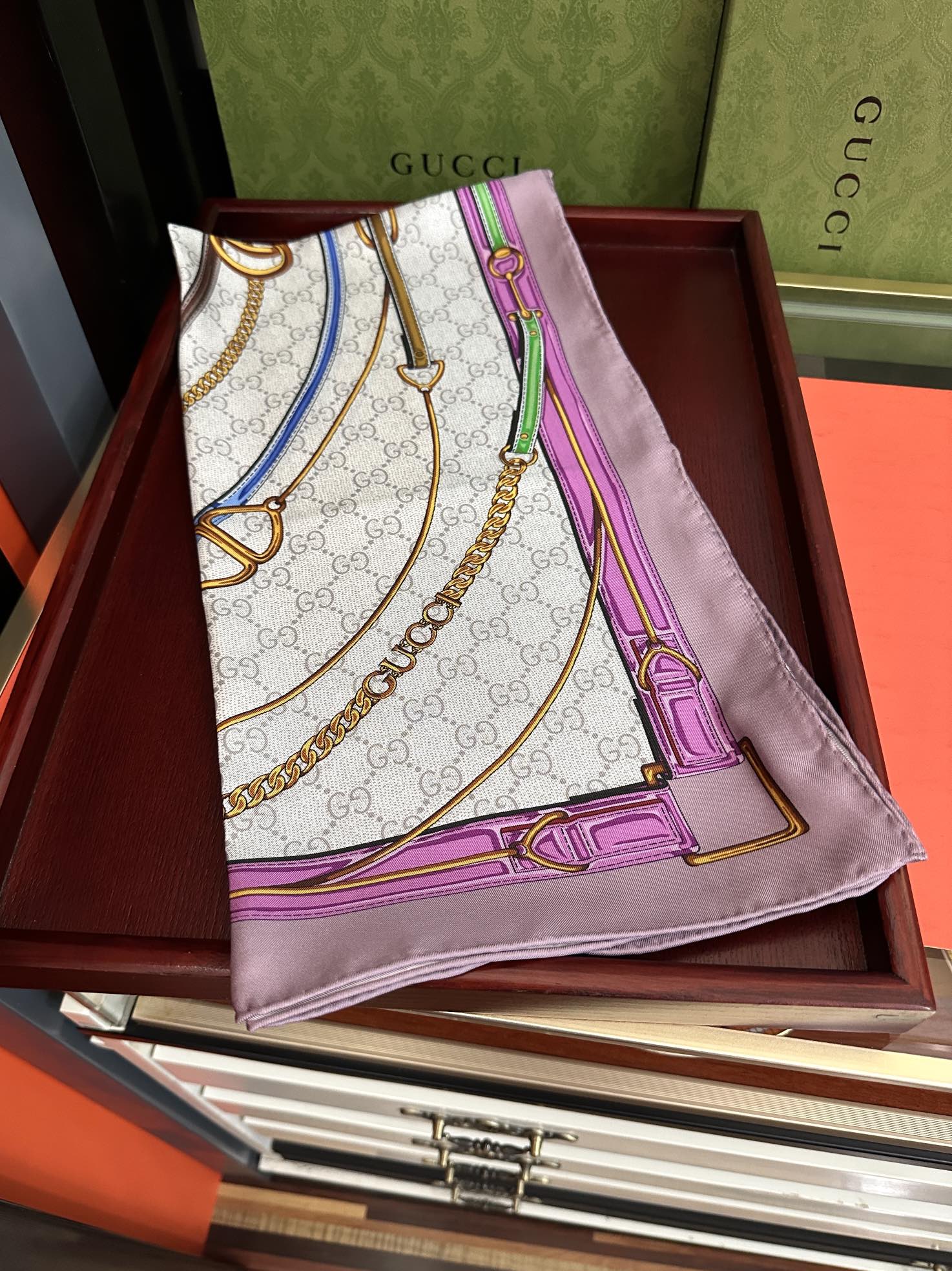 新款 。古奇 2025太美了必备款官网同步《皮革GG图案系列》印花方巾[庆祝]手工卷边品牌标志性不断焕新