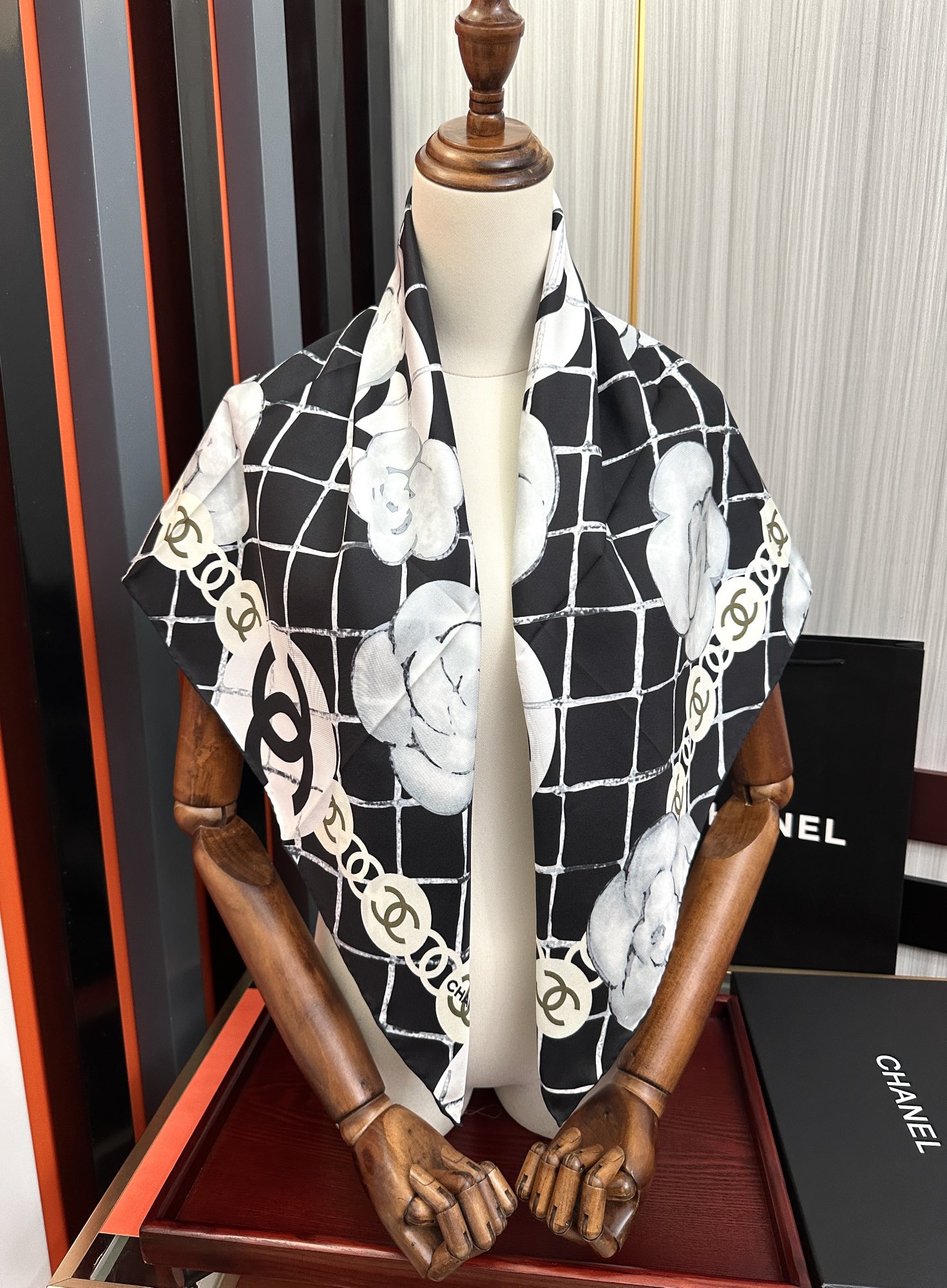 。2010高品质 香奈儿【山茶花系列】 精致款边 永远都是那么经典[發]『▪️落入安稳，经典宇宙情人』香