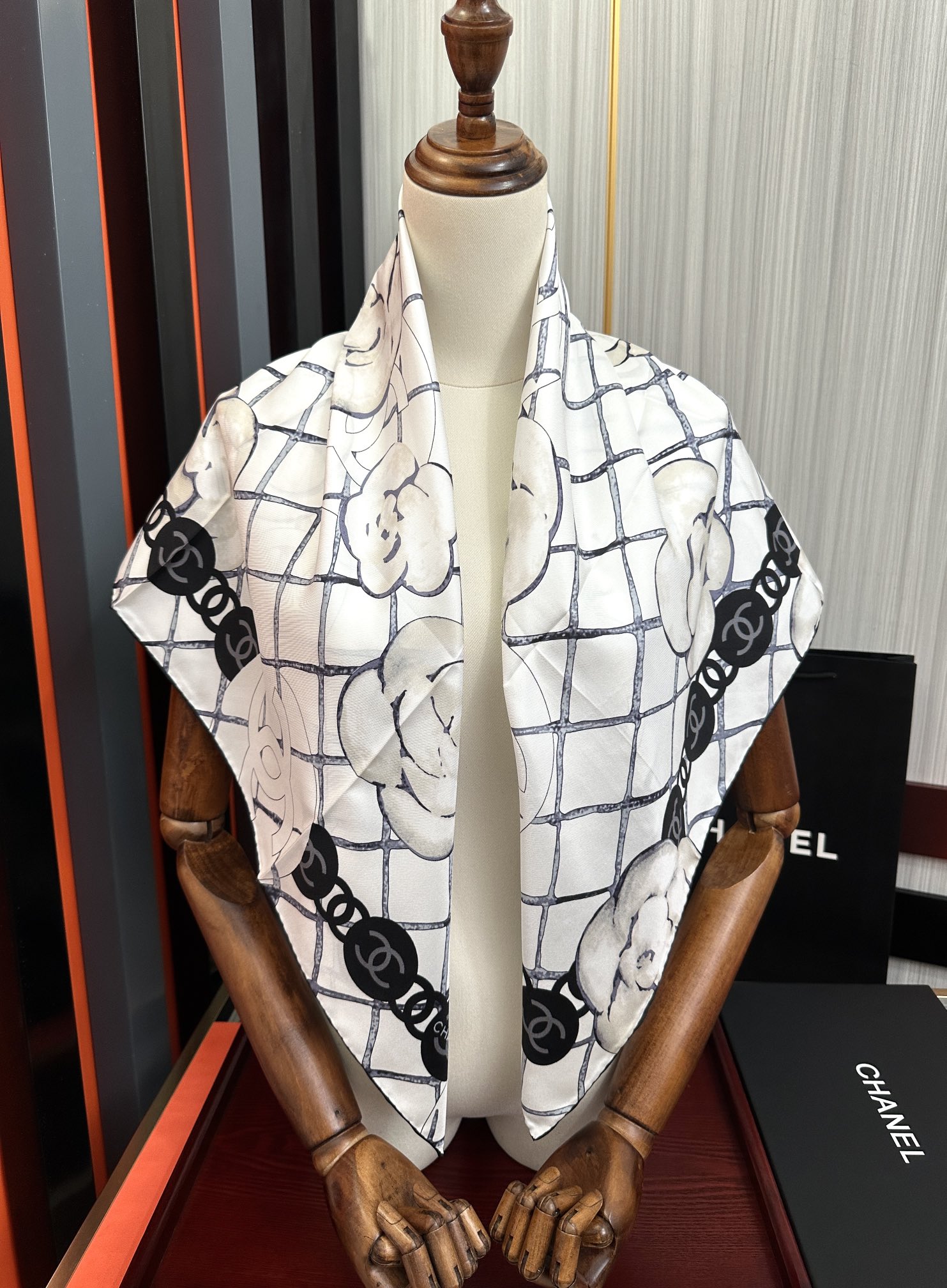 。2010高品质 香奈儿【山茶花系列】 精致款边 永远都是那么经典[發]『▪️落入安稳，经典宇宙情人』香