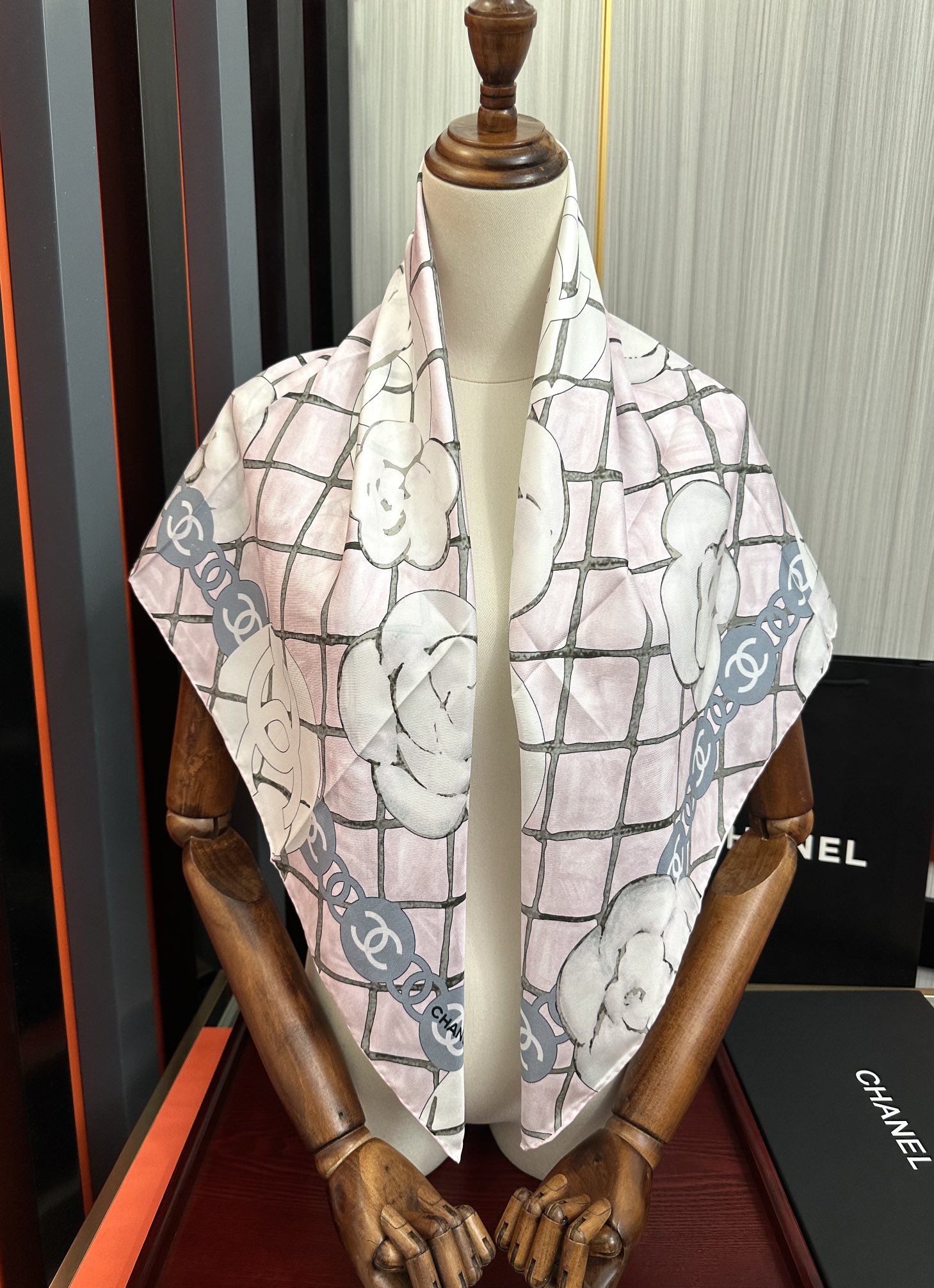 。2010高品质 香奈儿【山茶花系列】 精致款边 永远都是那么经典[發]『▪️落入安稳，经典宇宙情人』香