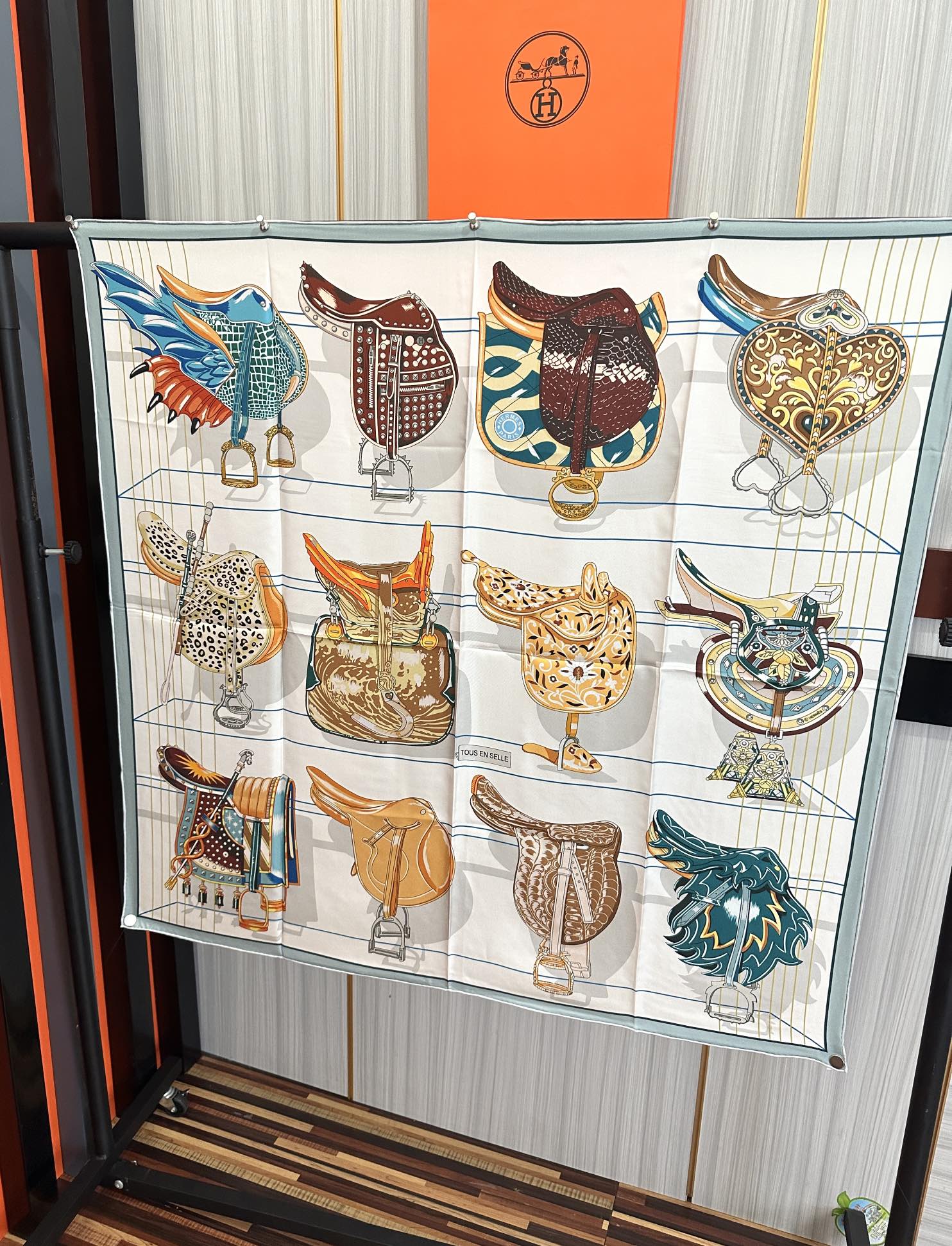 。2010HERMES 【鞍上世界】[太阳]精致卷边[嘴唇]太美了品质感很显好[得意]好搭到上瘾的丝巾[