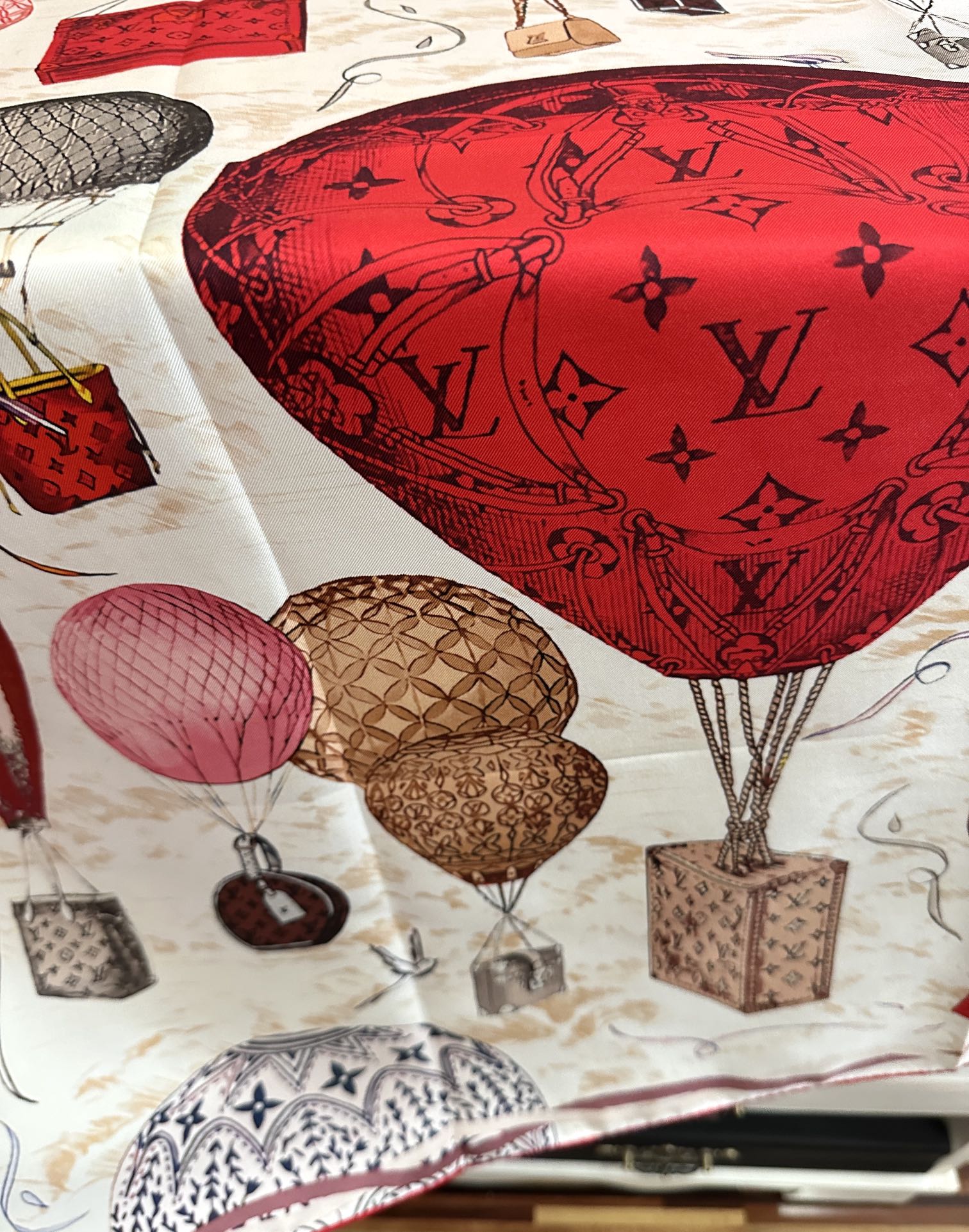 。LV官网同步【双面同色 热气球⚽️】精致卷边 太美了[庆祝]永远都是那么经典“通过别致的经典色彩向原创